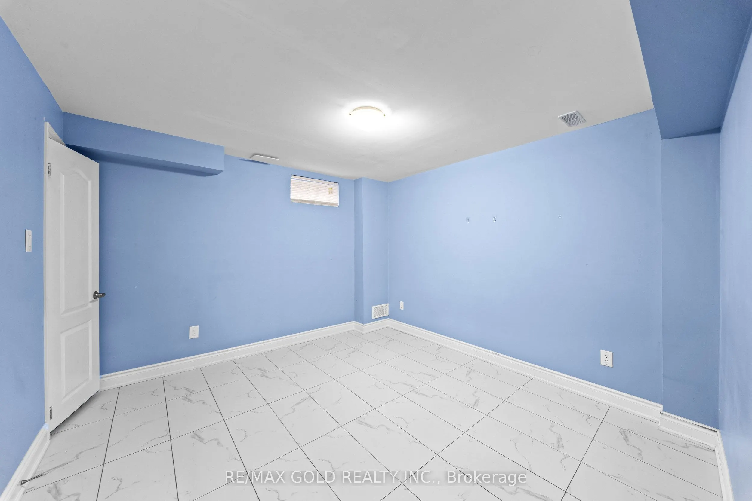 70 Crystalview Crescent