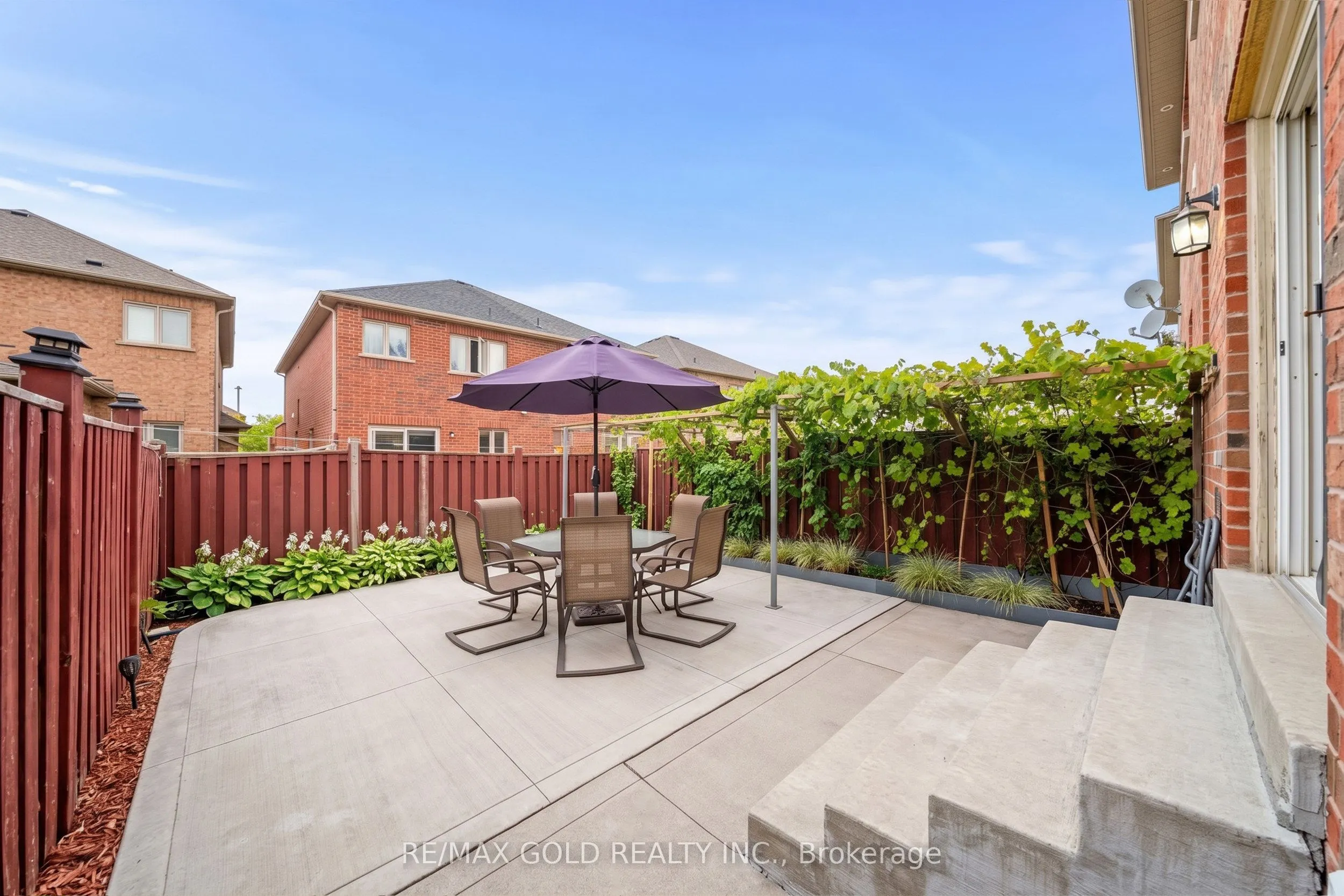 70 Crystalview Crescent