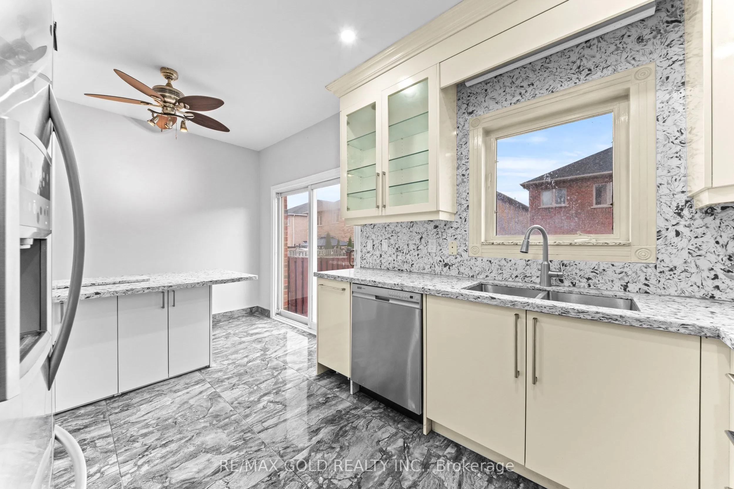 70 Crystalview Crescent
