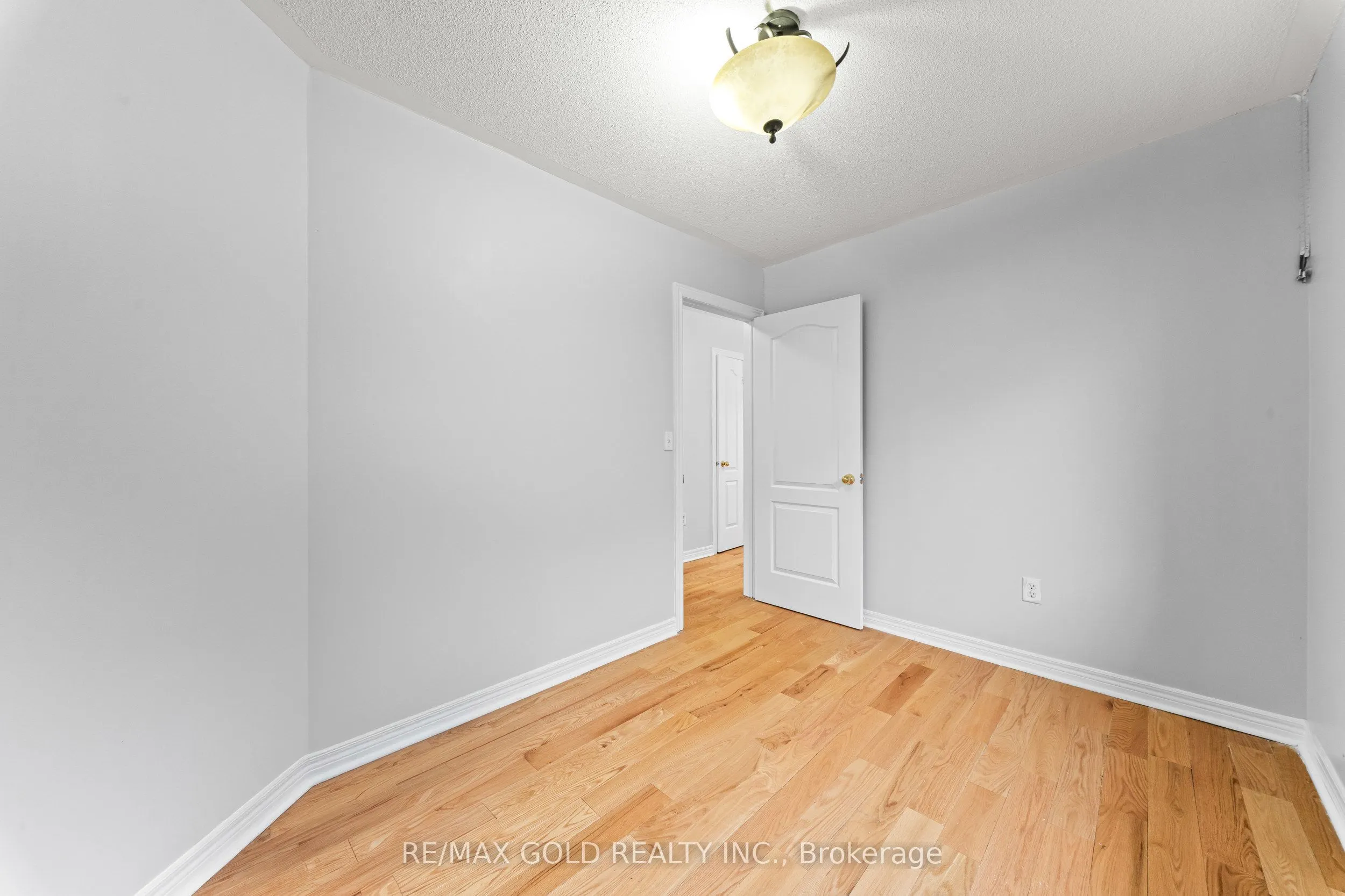 70 Crystalview Crescent