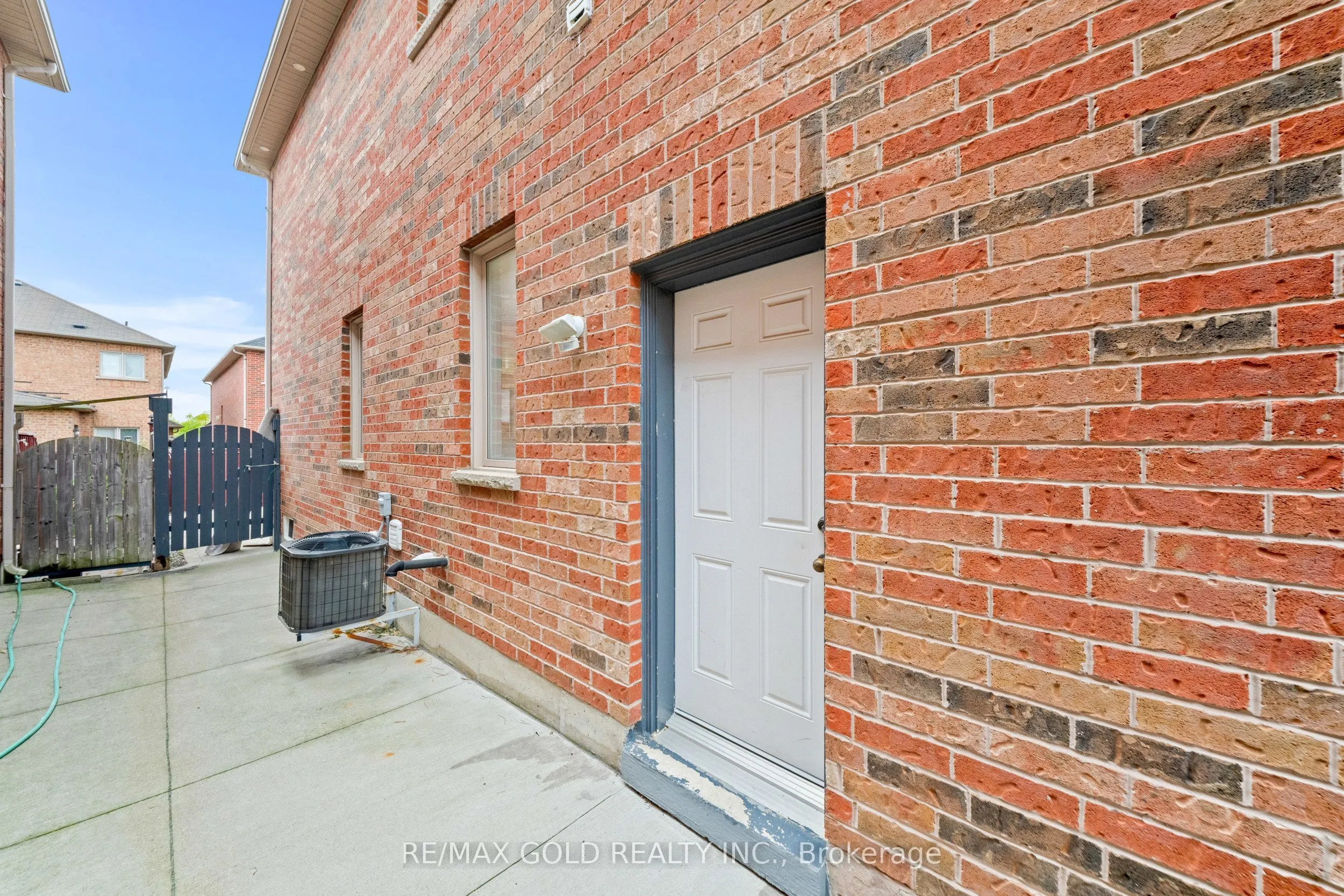 70 Crystalview Crescent