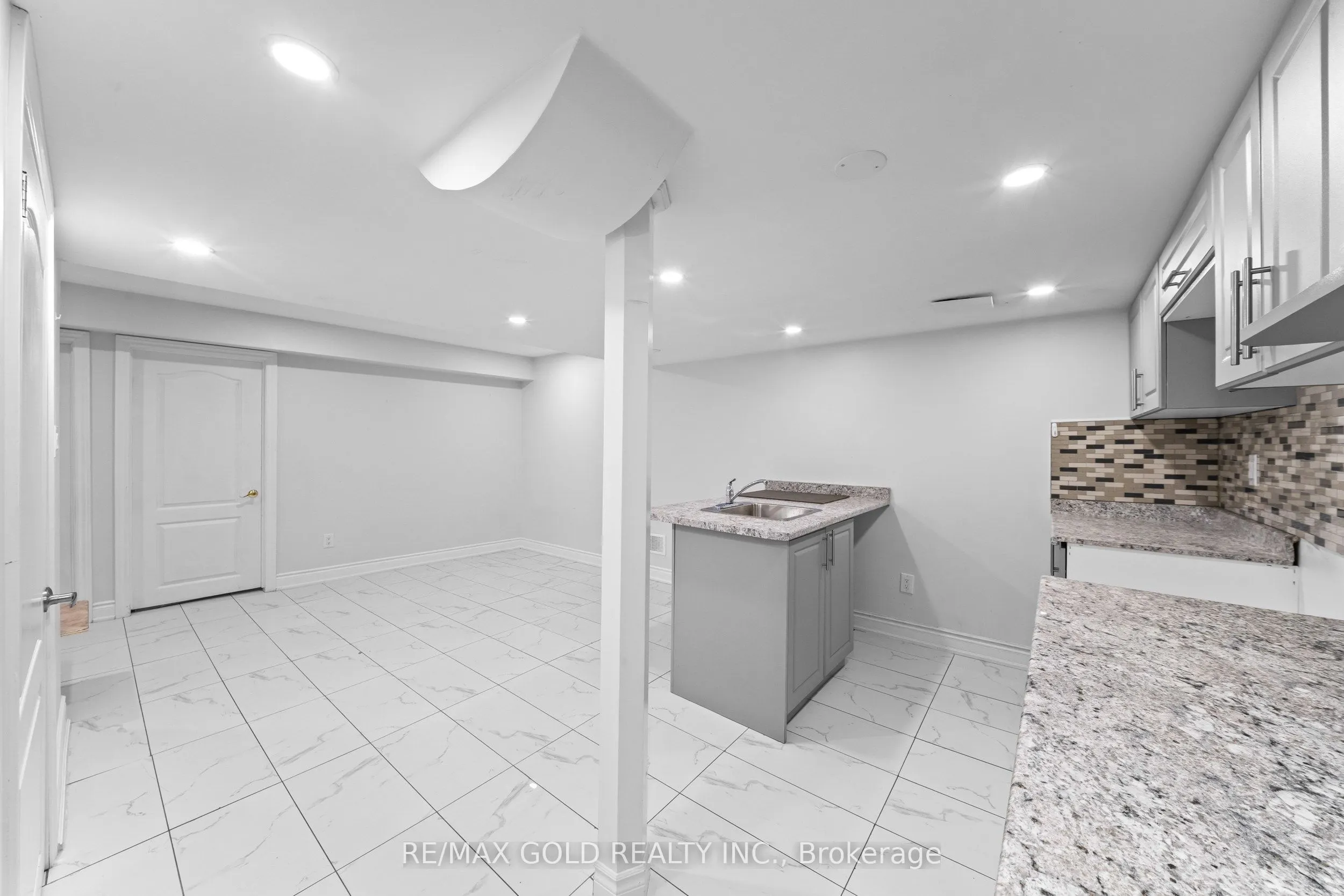 70 Crystalview Crescent