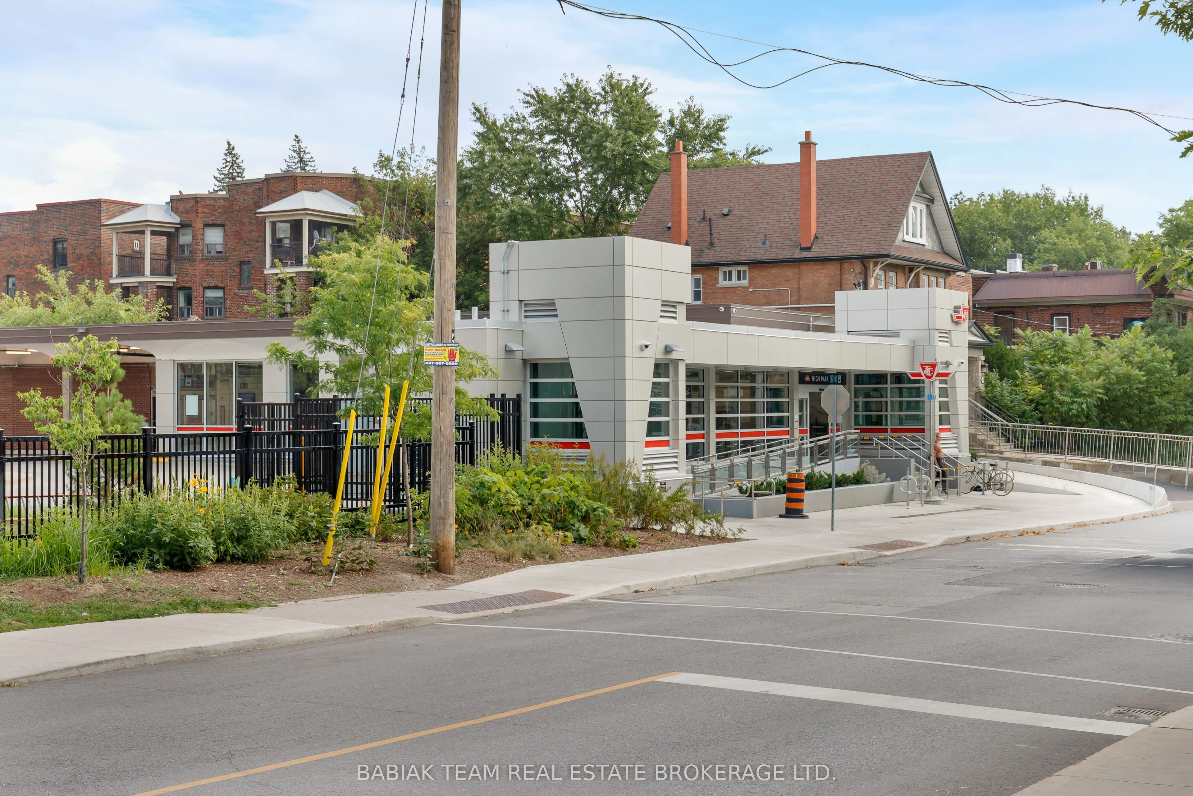 50 Quebec Avenue #705
