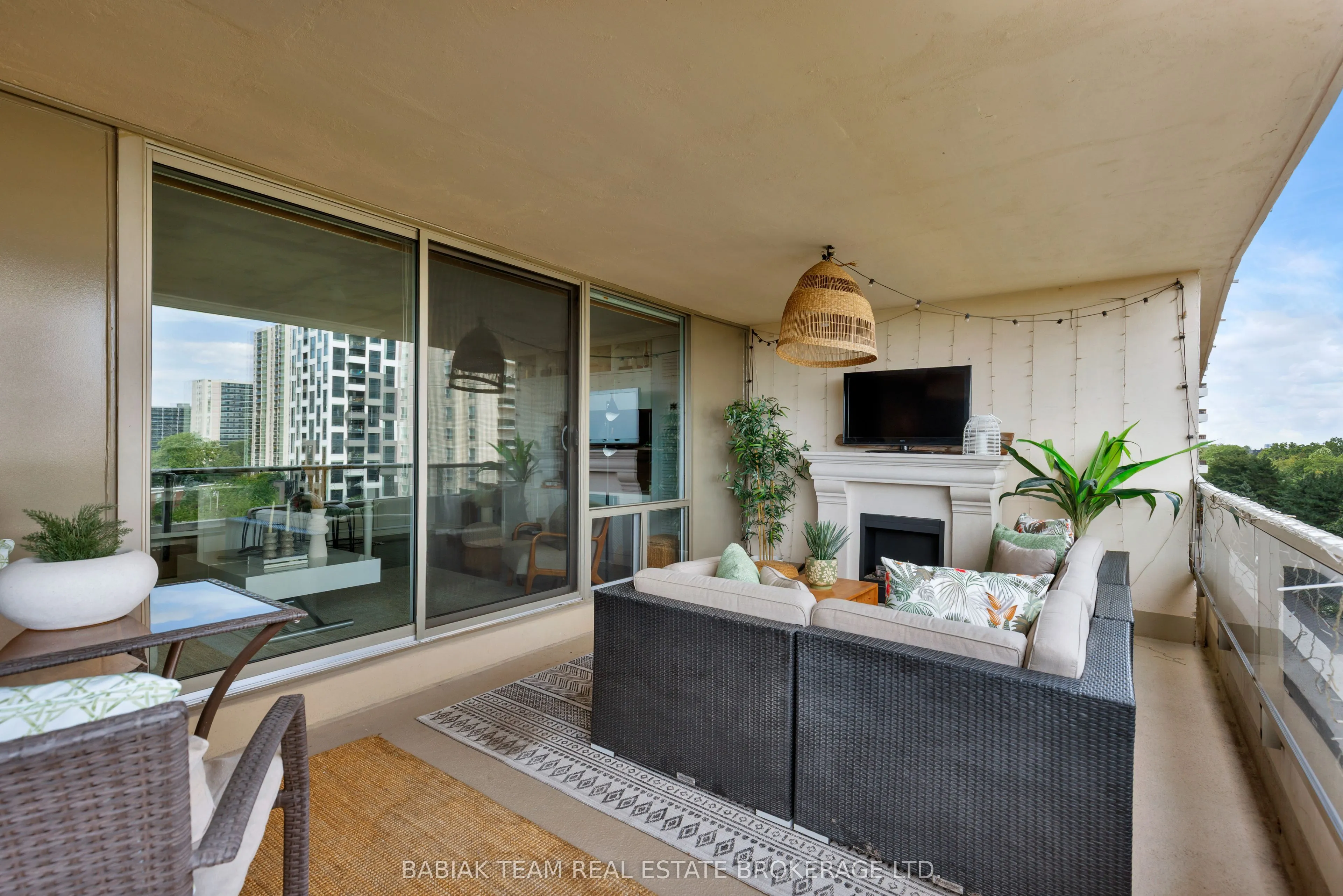 50 Quebec Avenue #705