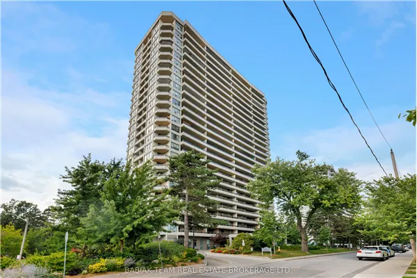 50 Quebec Avenue #705