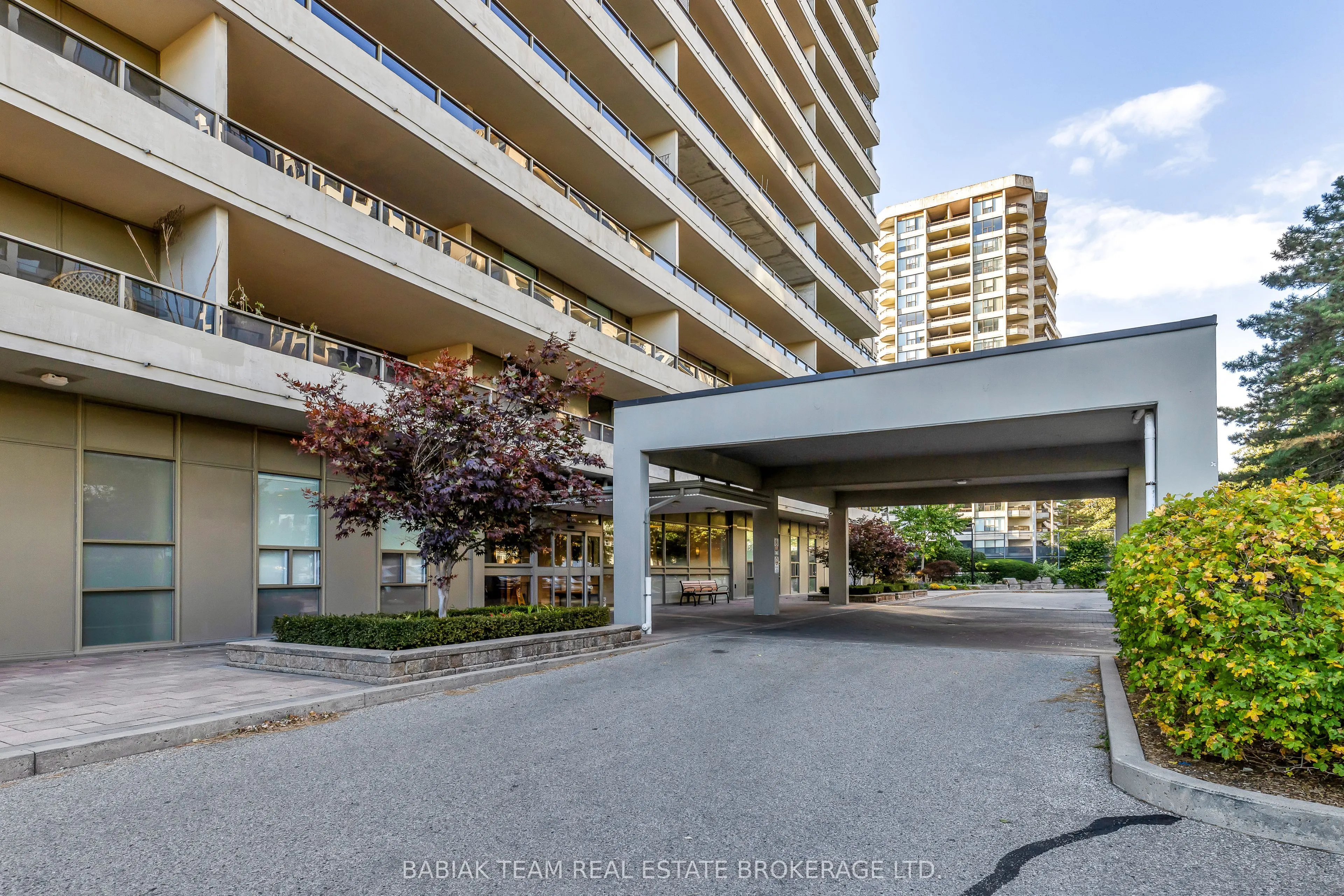 50 Quebec Avenue #705