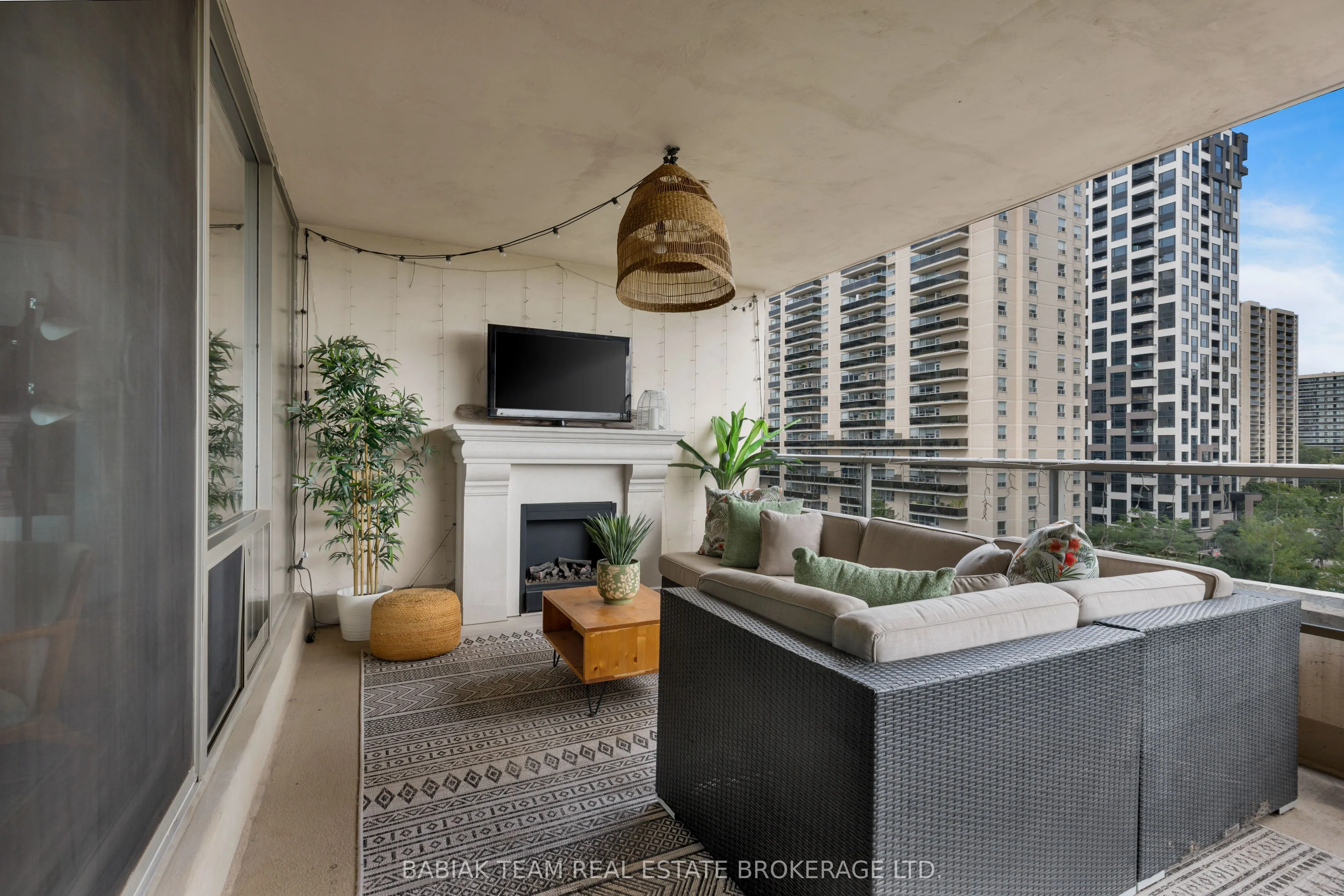50 Quebec Avenue #705