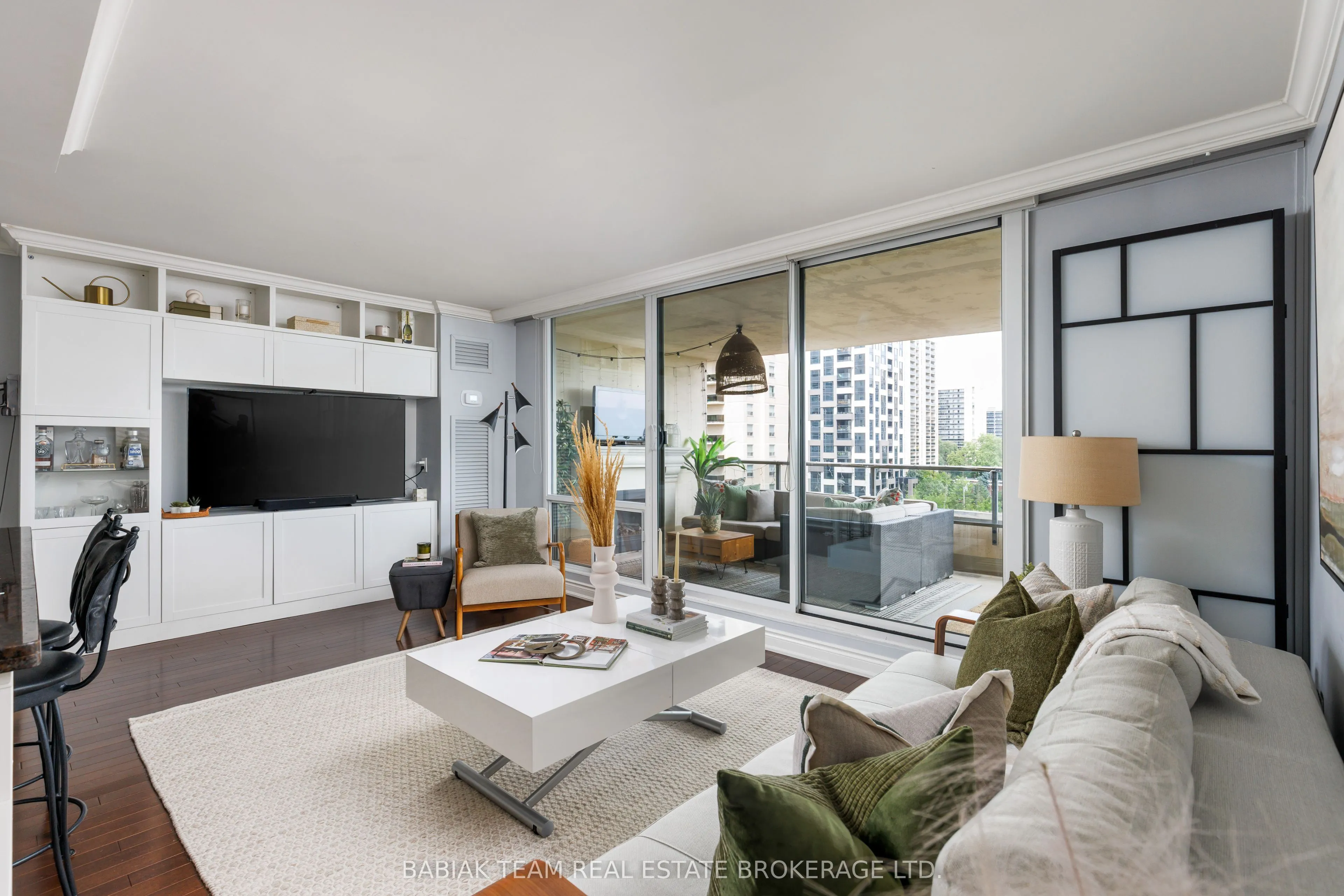 50 Quebec Avenue #705