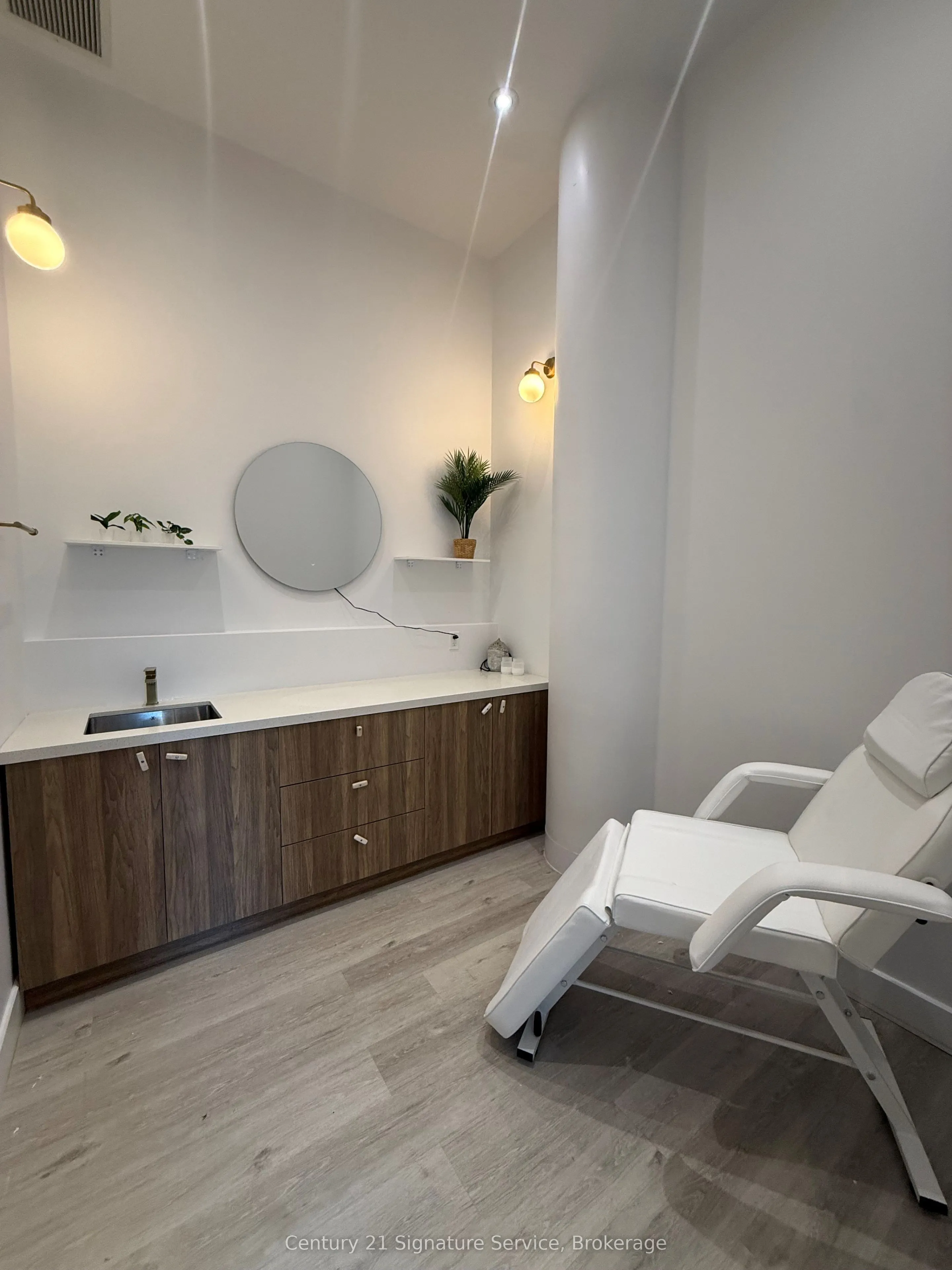 2083 Lakeshore Boulevard W #3C