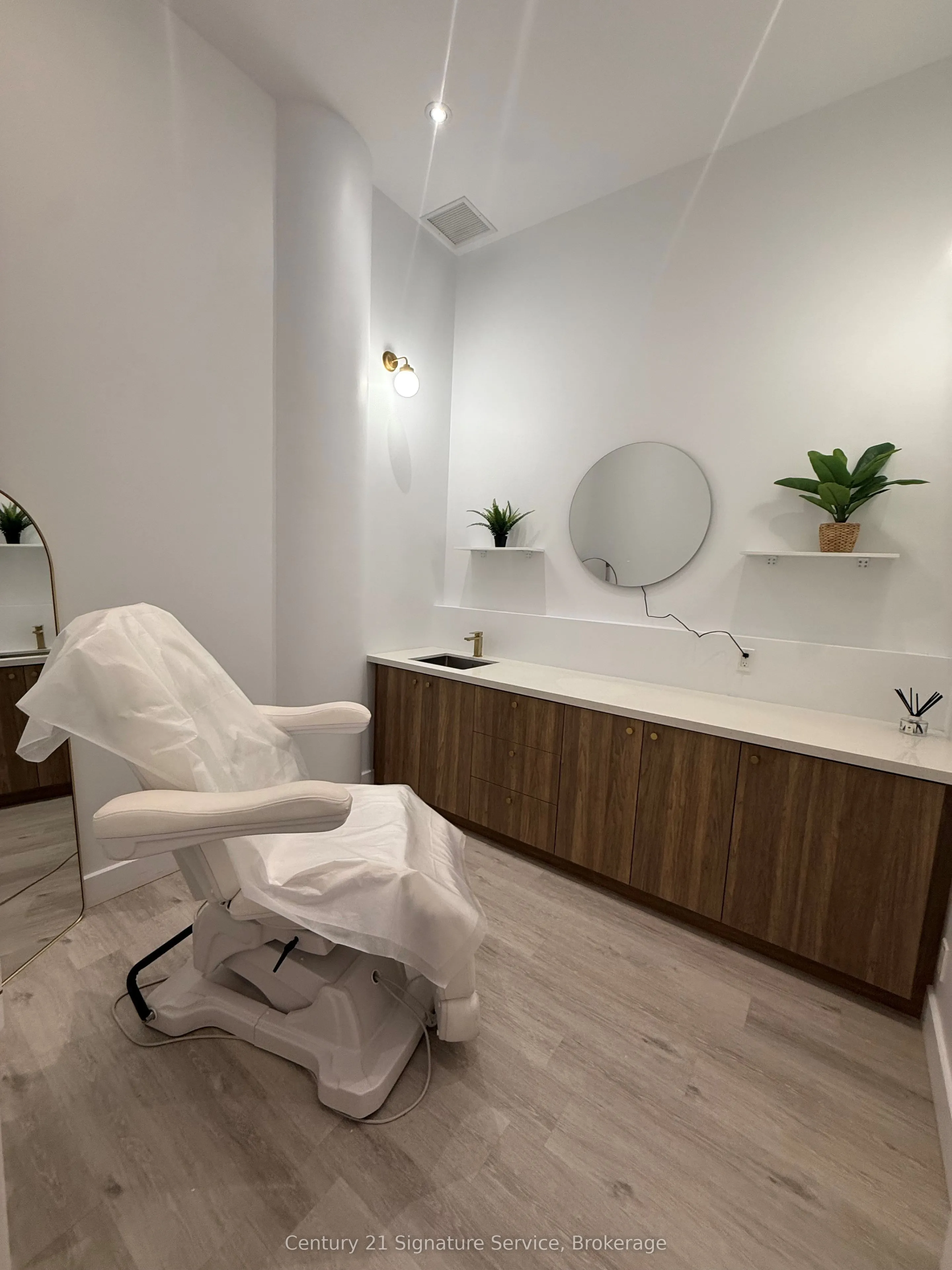 2083 Lakeshore Boulevard W #3C