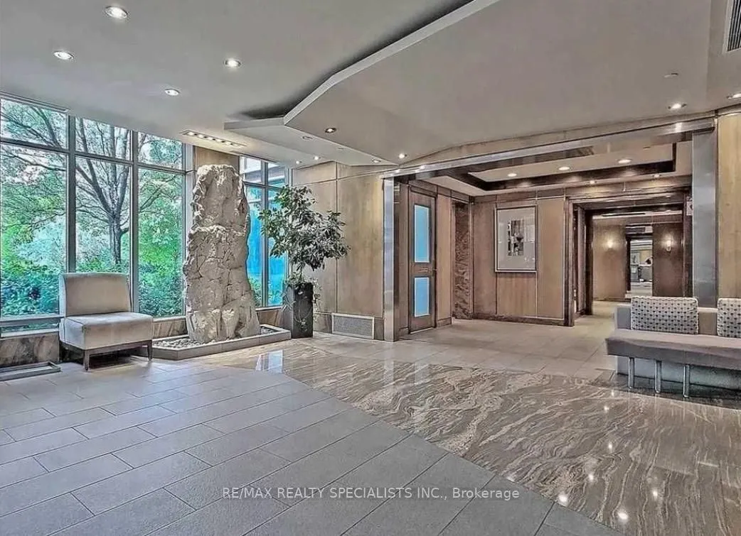 2119 LAKESHORE Boulevard W #901