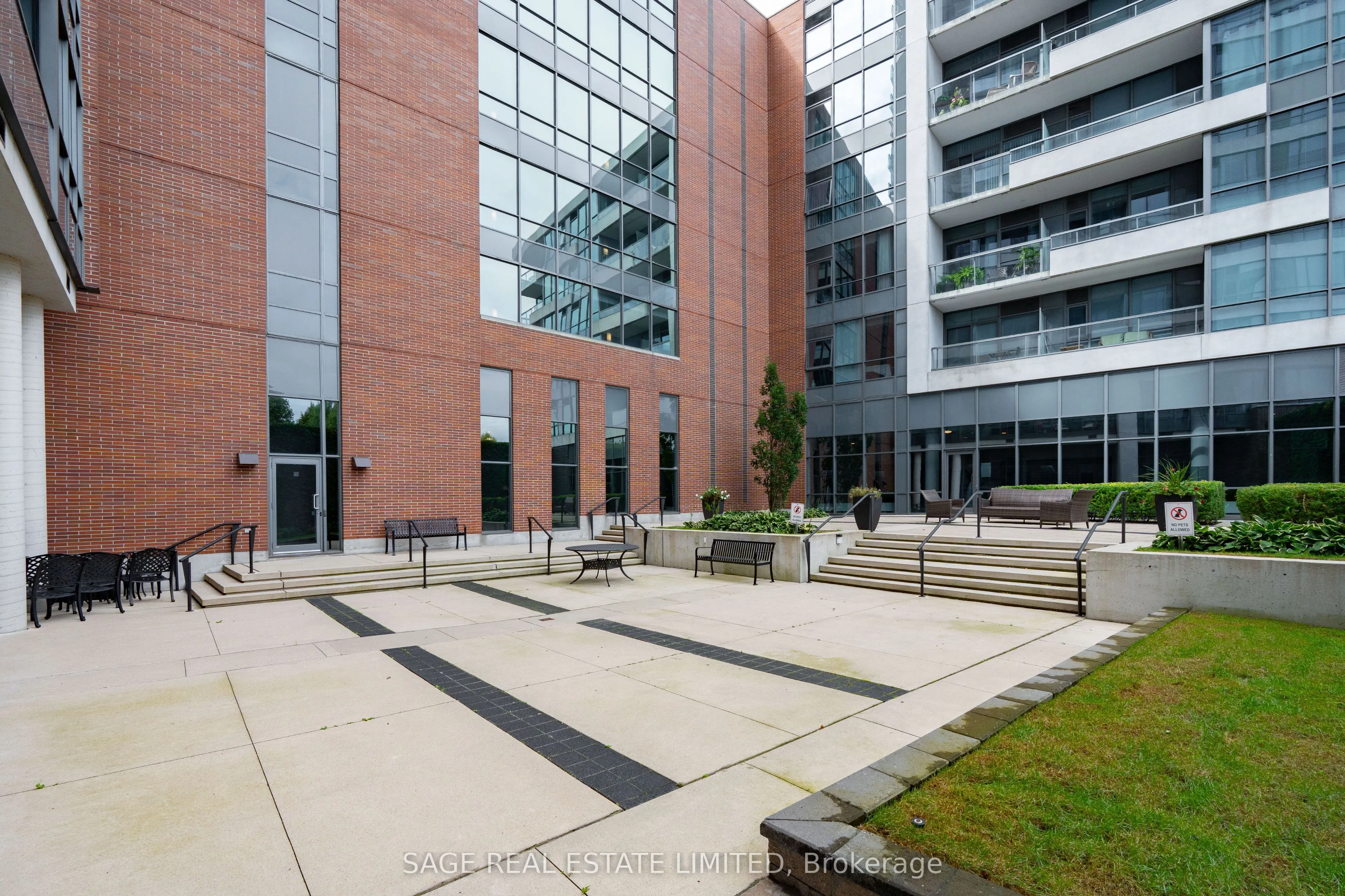 1 Hurontario Street #202