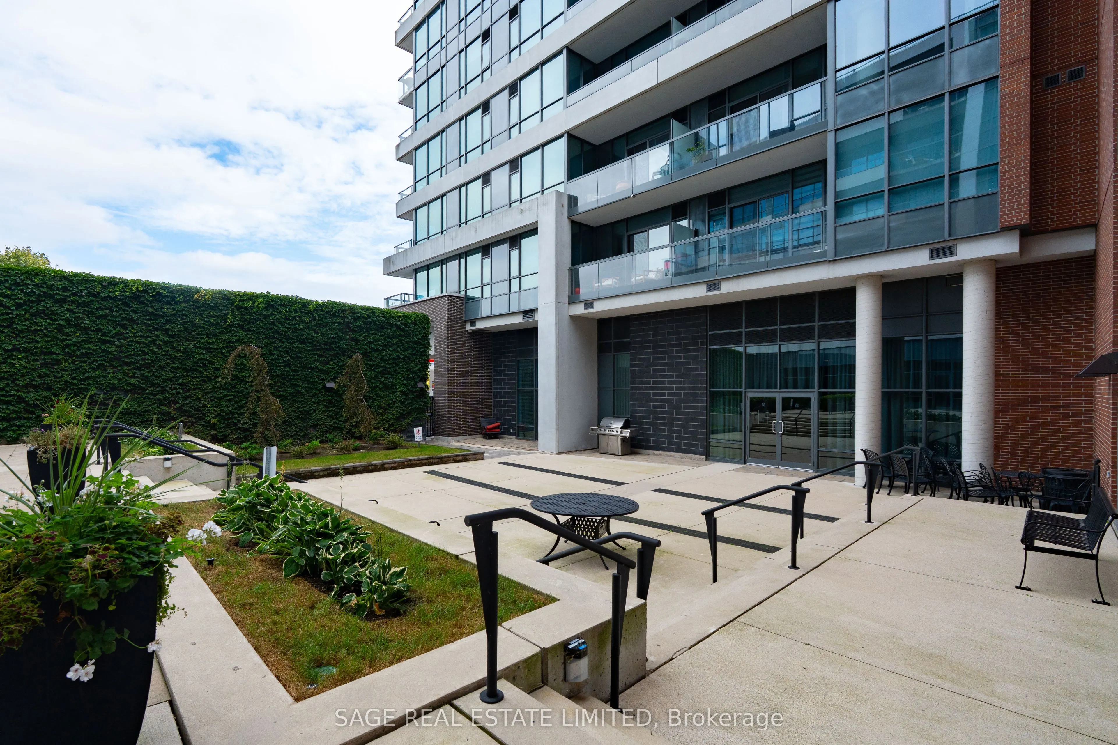 1 Hurontario Street #202