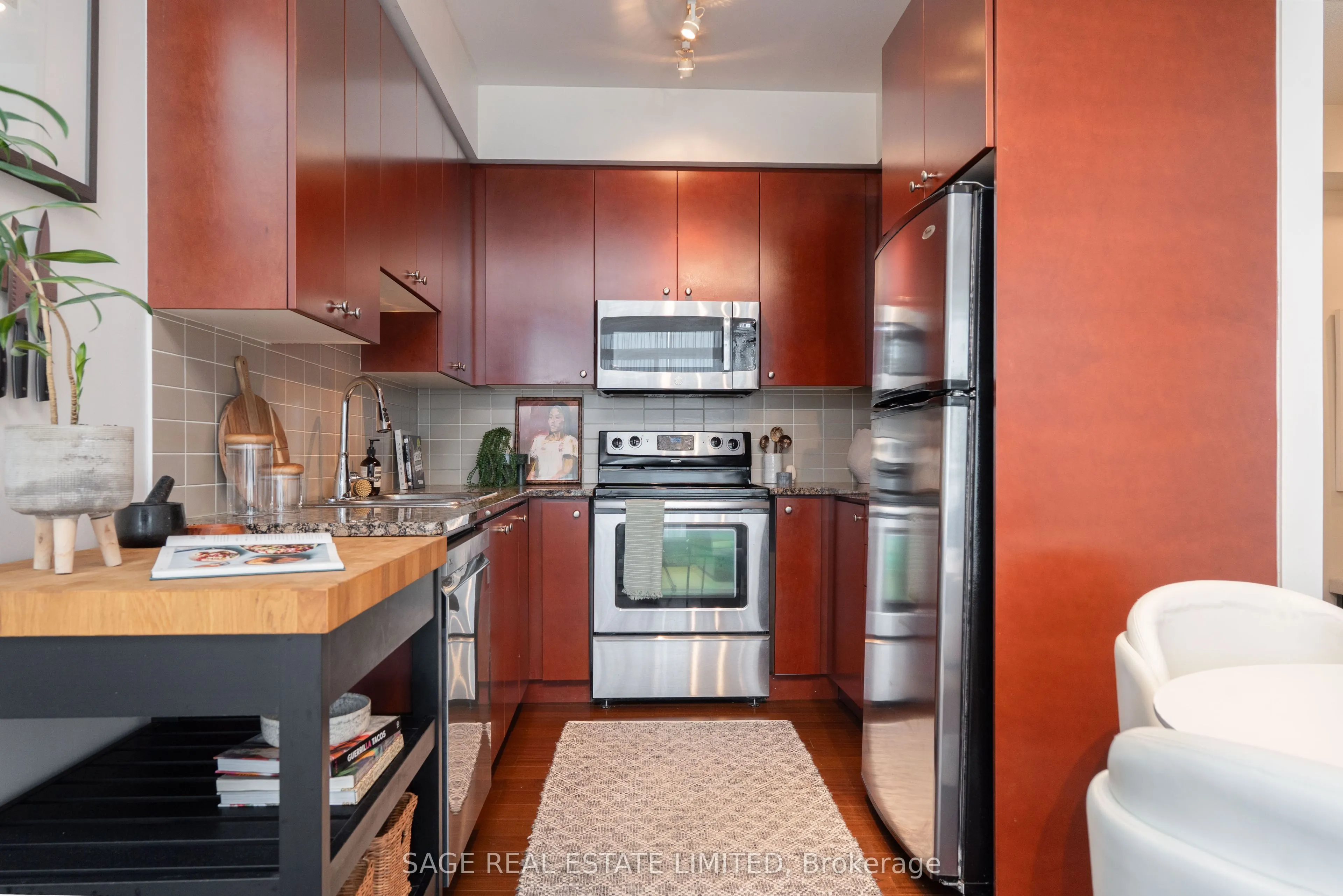 1 Hurontario Street #202
