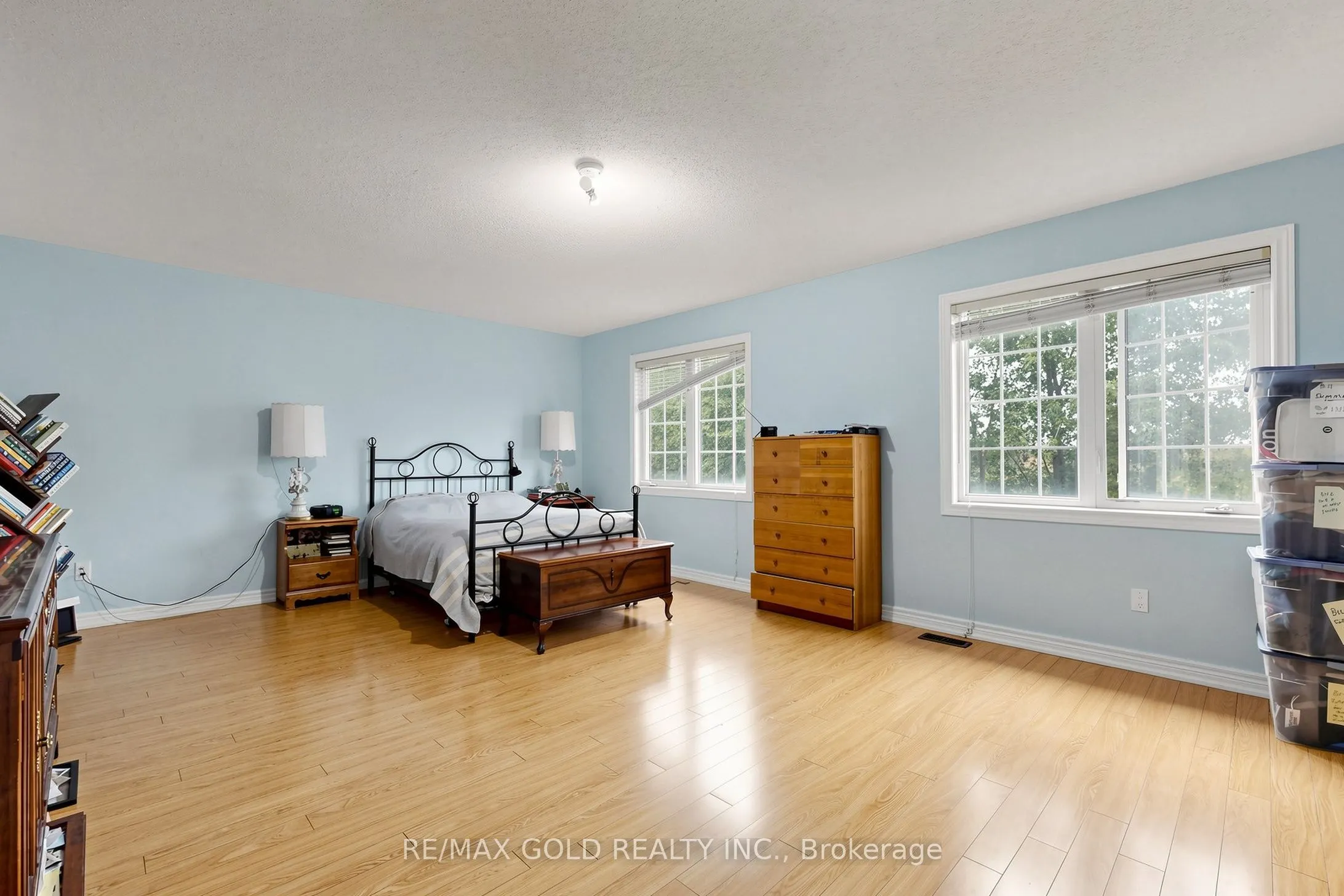 284 Holmes Crescent