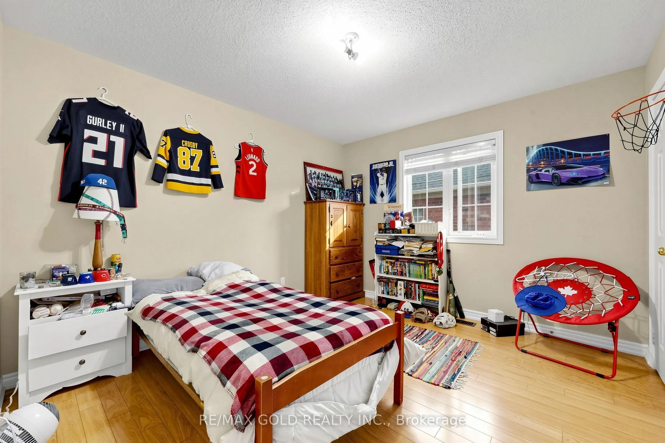 284 Holmes Crescent