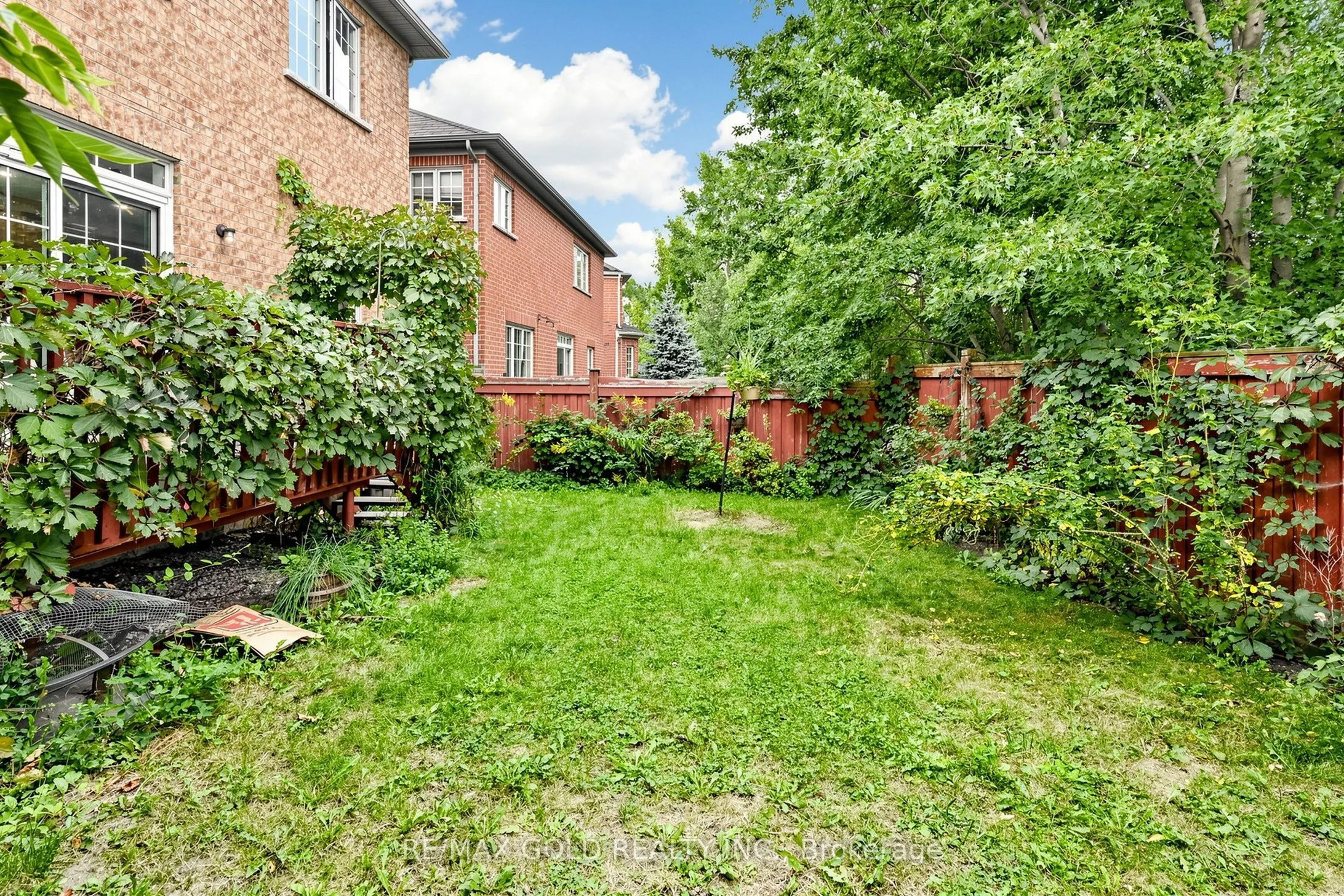 284 Holmes Crescent
