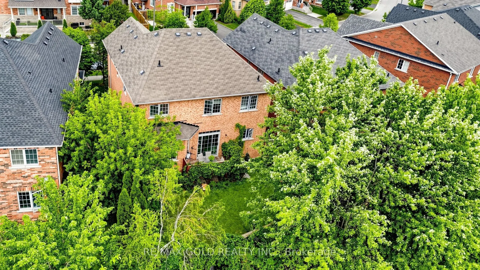 284 Holmes Crescent