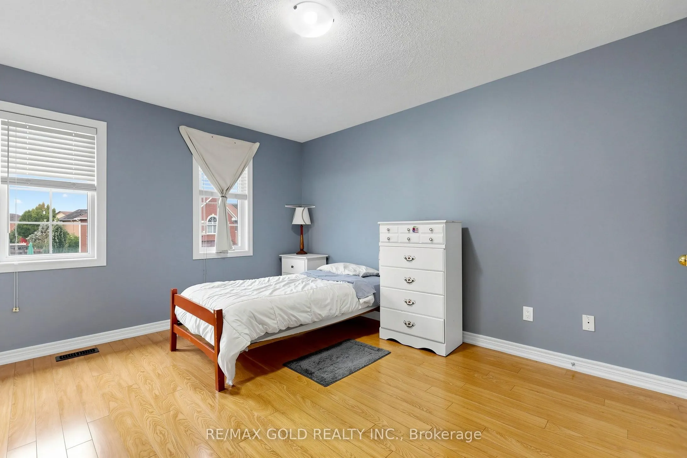 284 Holmes Crescent