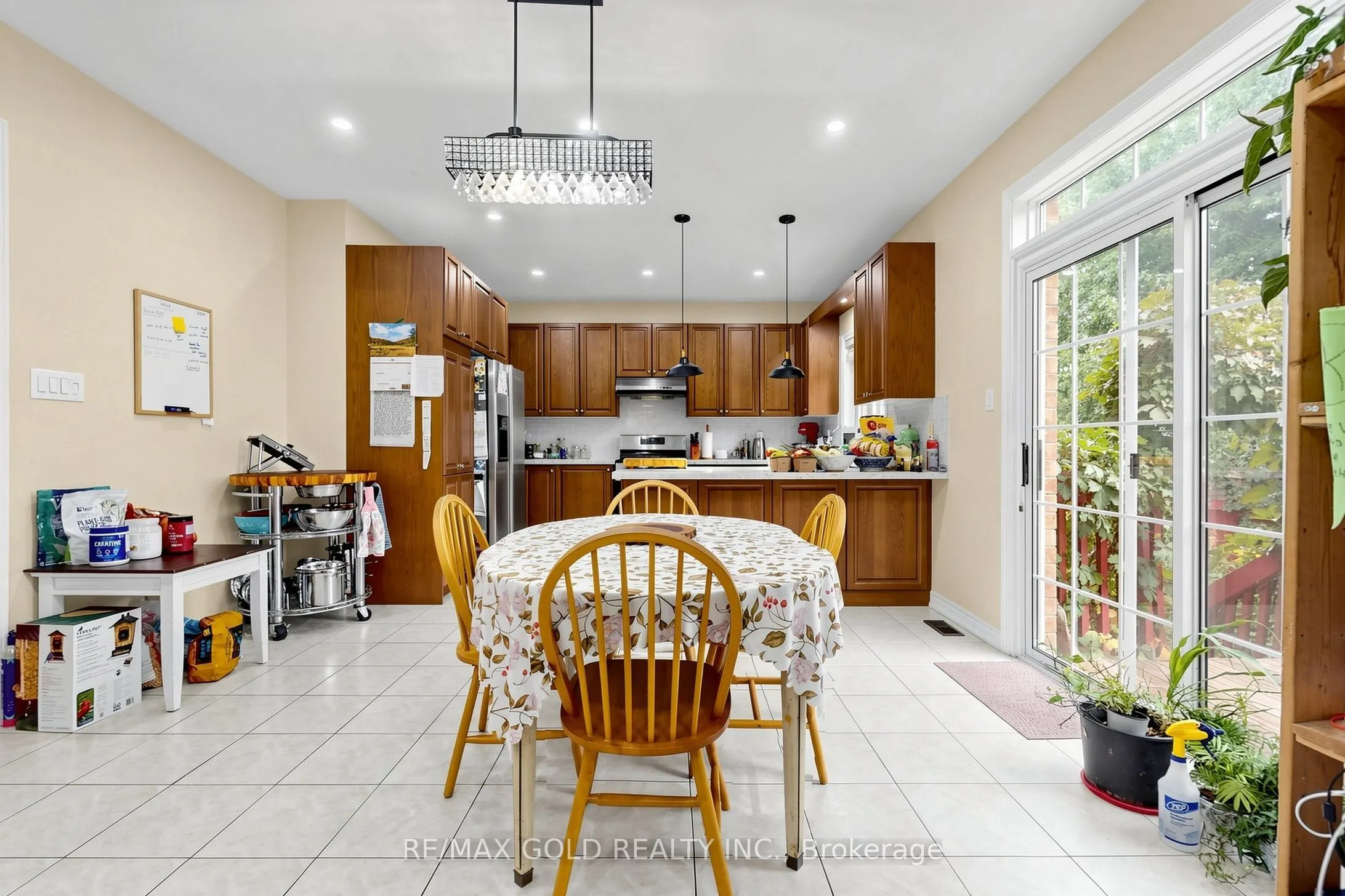 284 Holmes Crescent