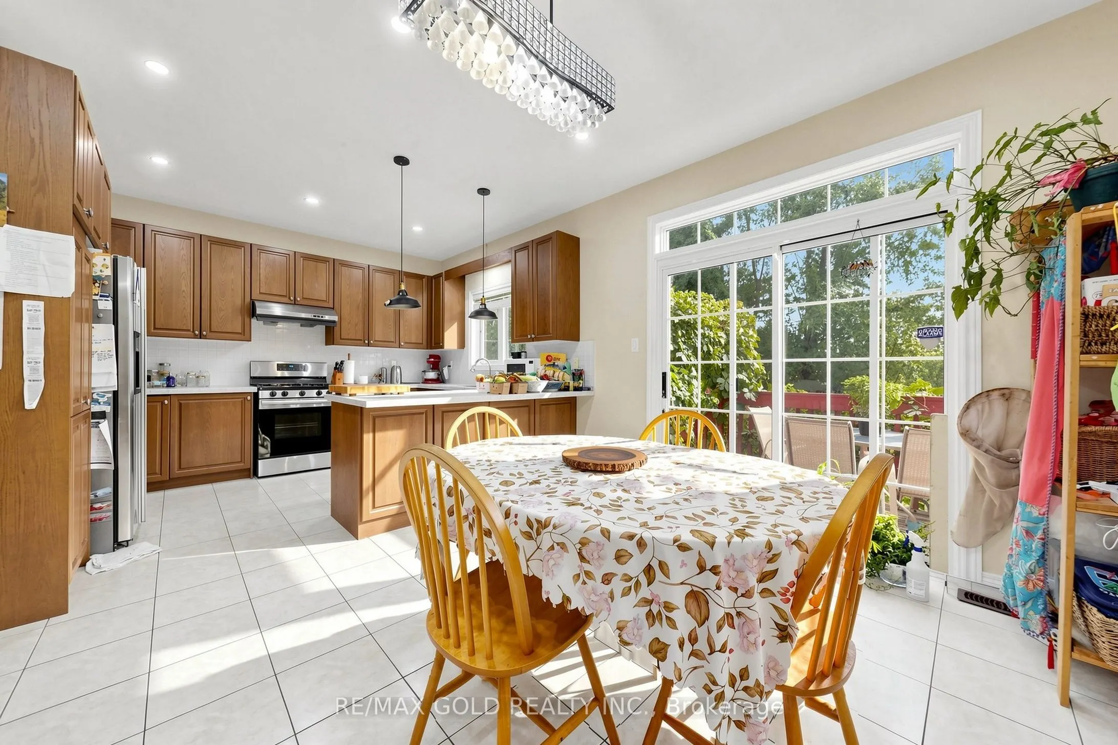 284 Holmes Crescent