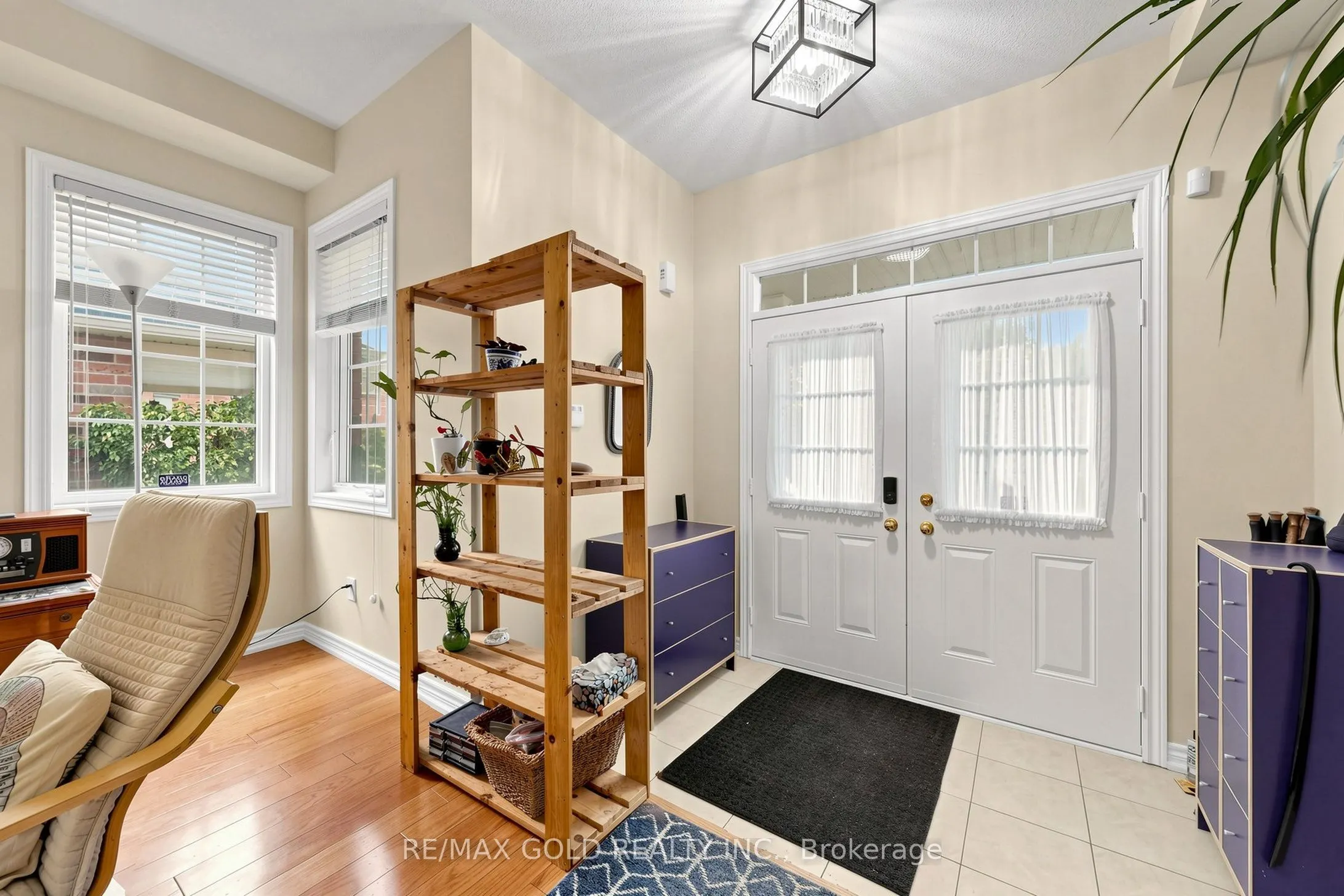 284 Holmes Crescent