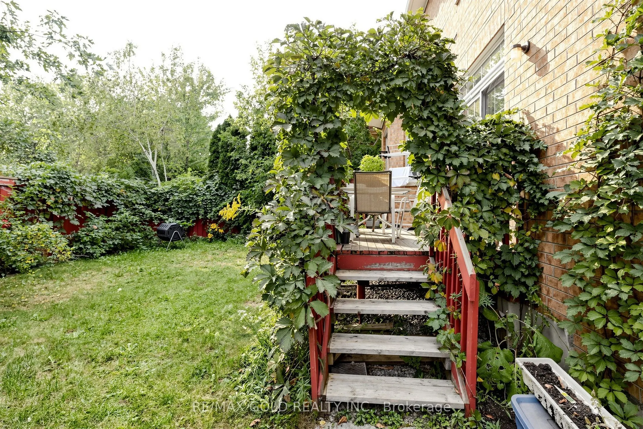 284 Holmes Crescent
