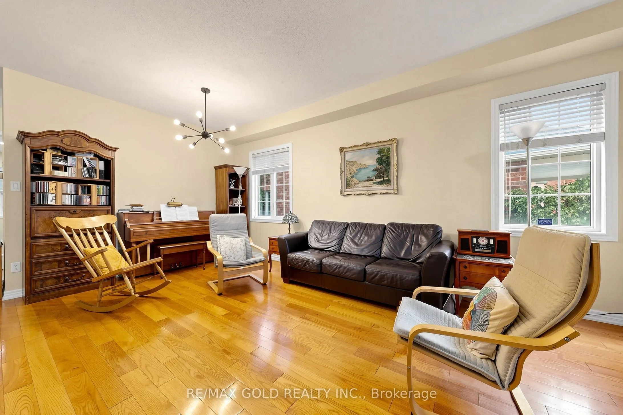 284 Holmes Crescent
