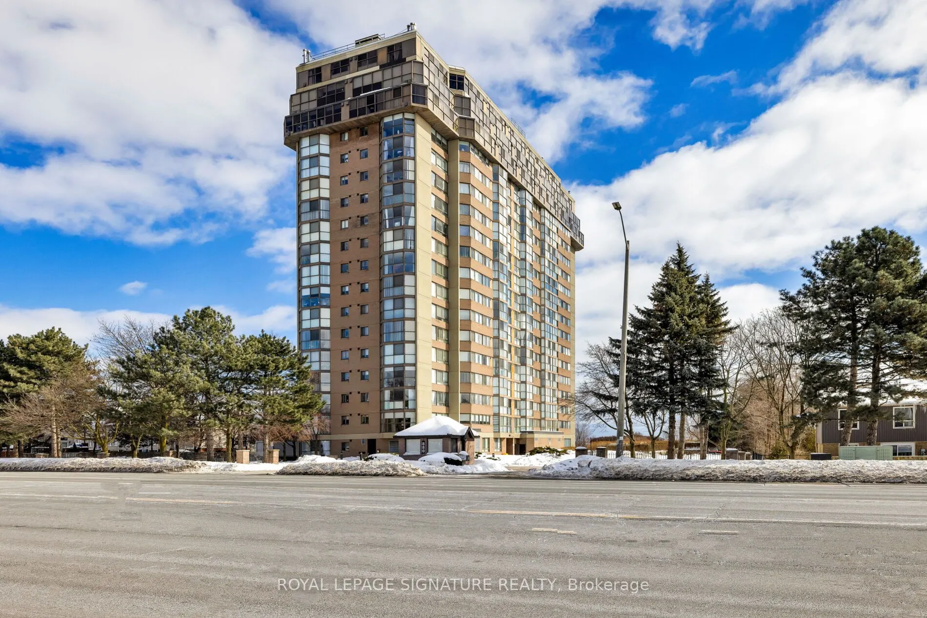 880 Dundas Street W #909