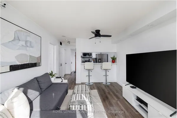 880 Dundas Street W