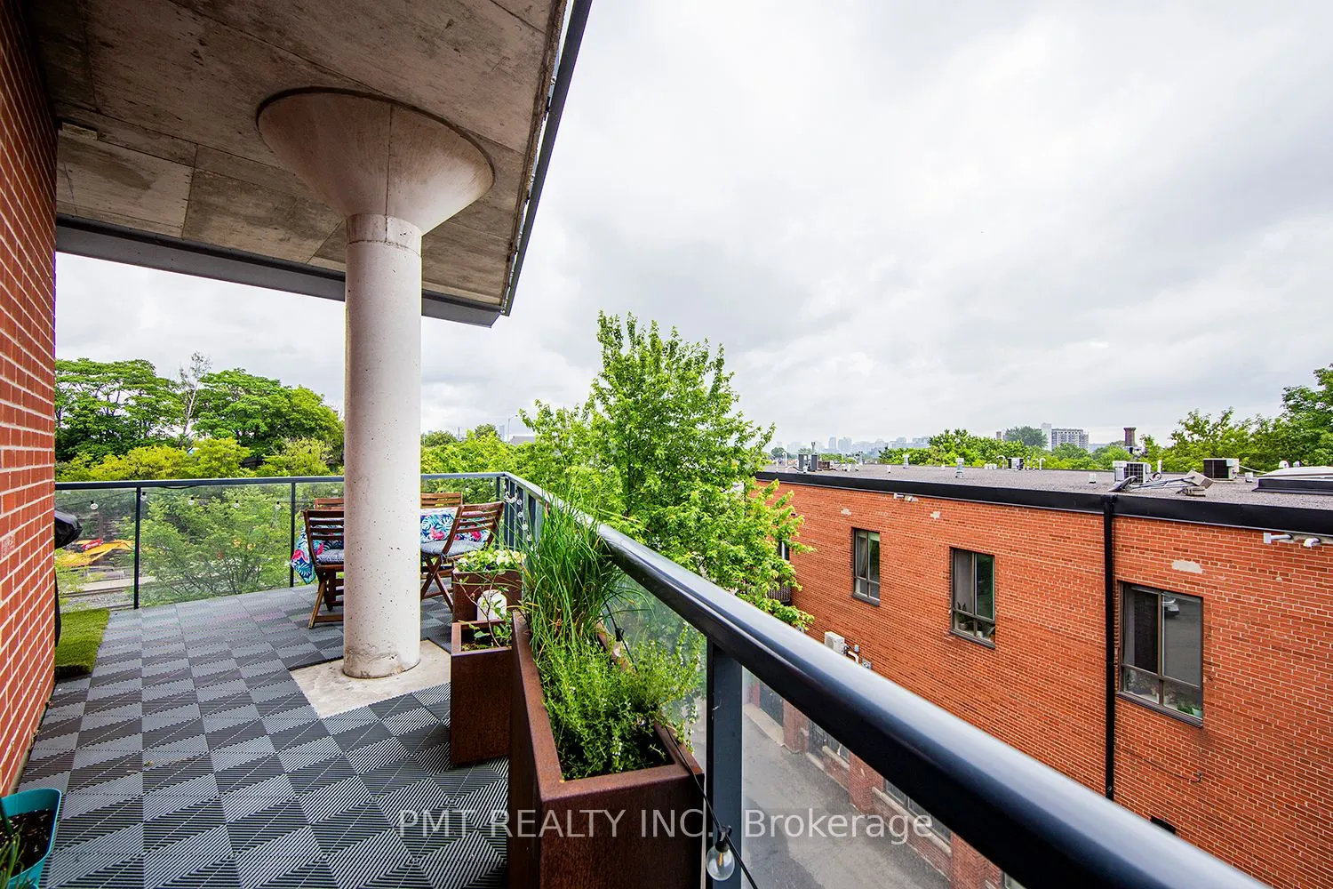 369 Sorauren Avenue #311
