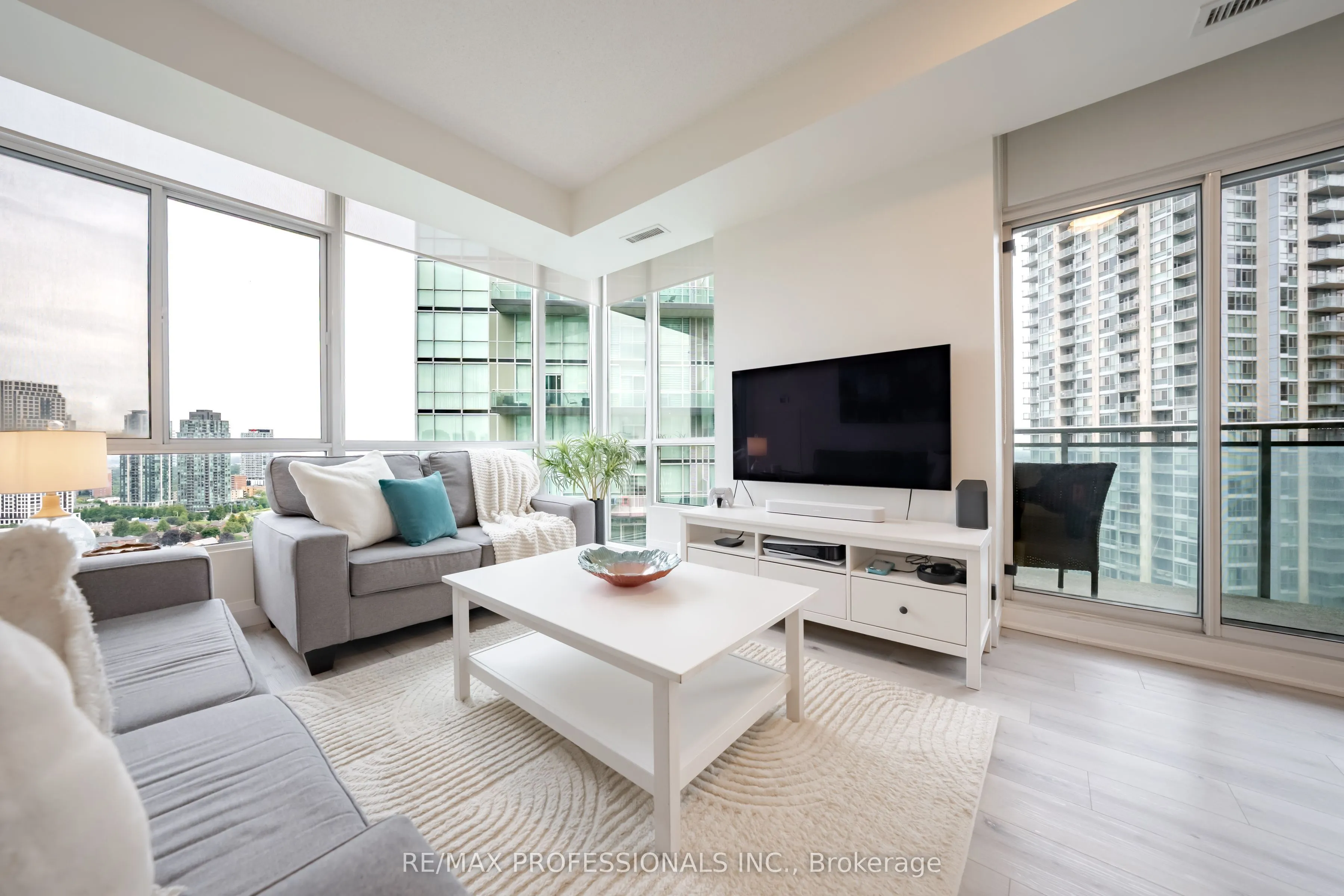 220 Burnhamthorpe Road W #2004