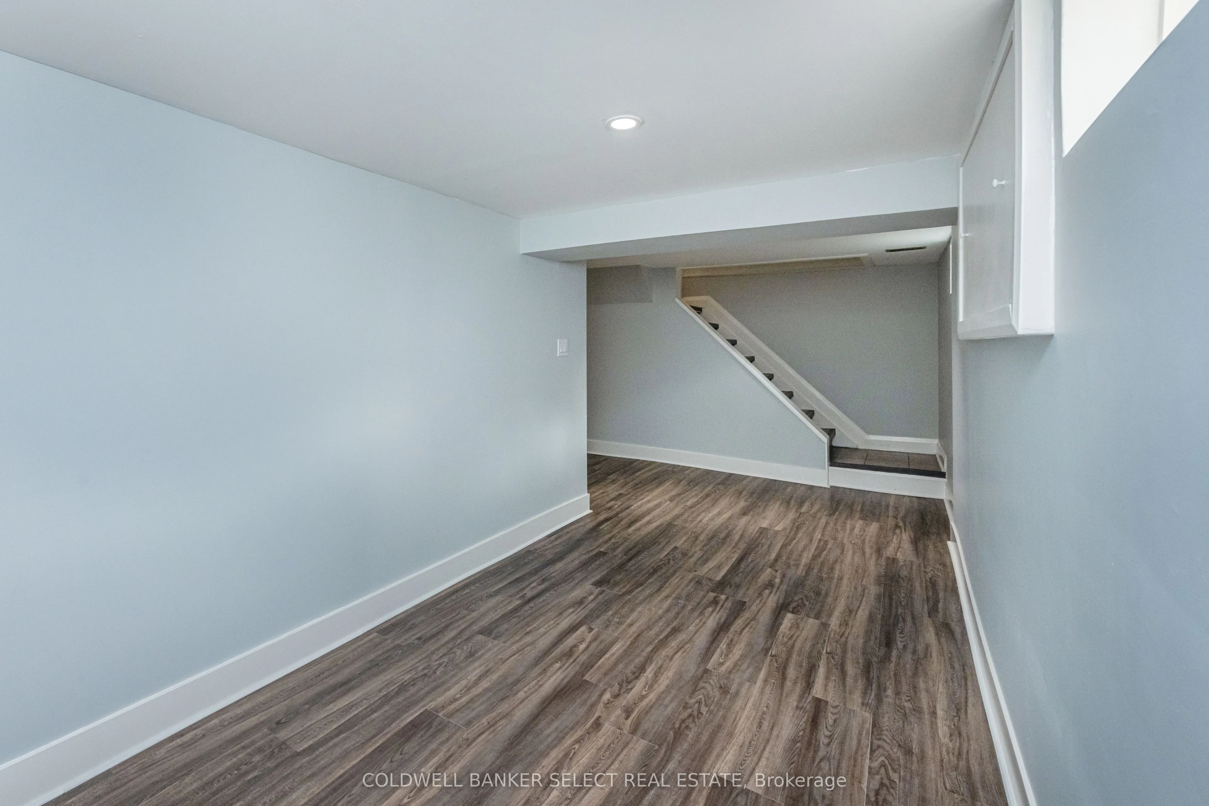158 Ellwood Drive W