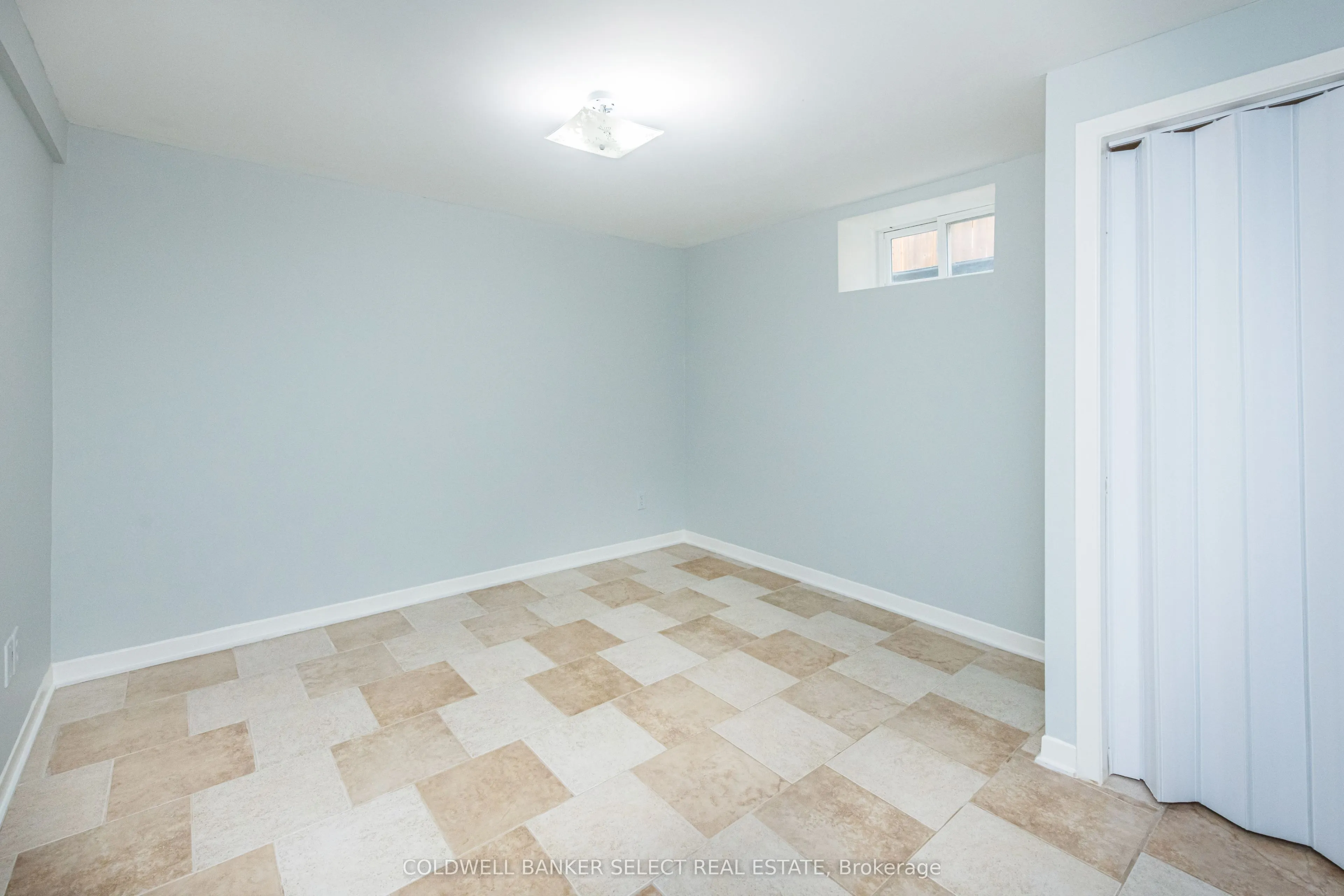 158 Ellwood Drive W