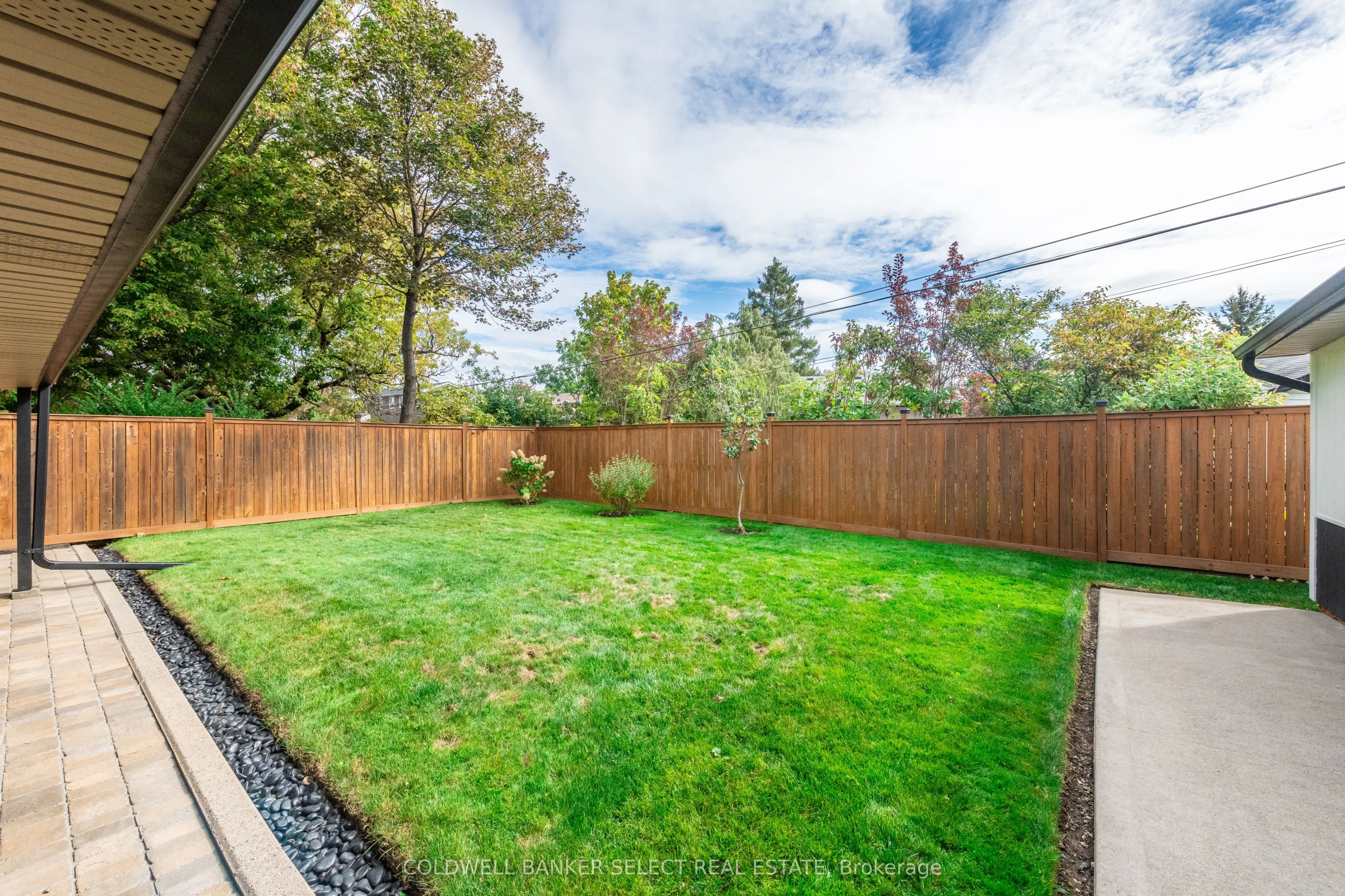 158 Ellwood Drive W