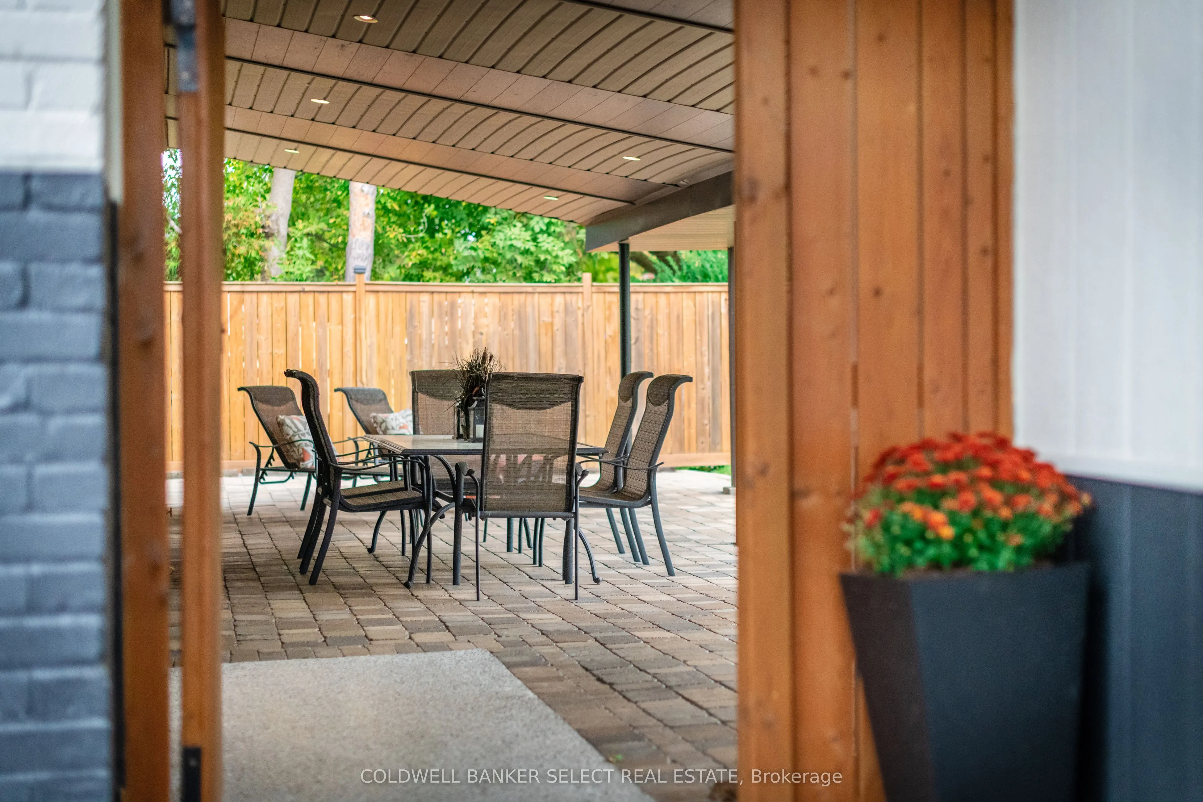 158 Ellwood Drive W