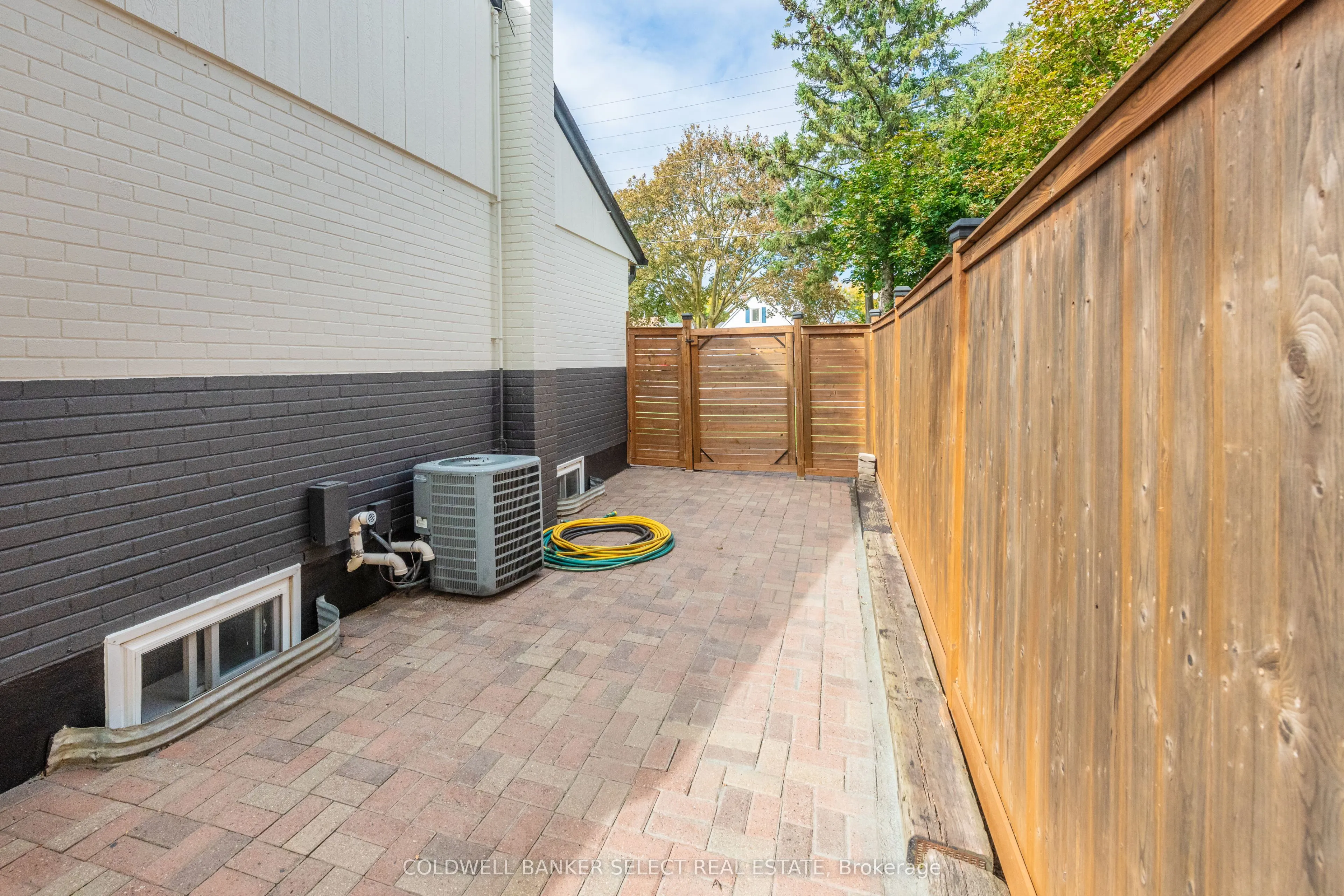 158 Ellwood Drive W