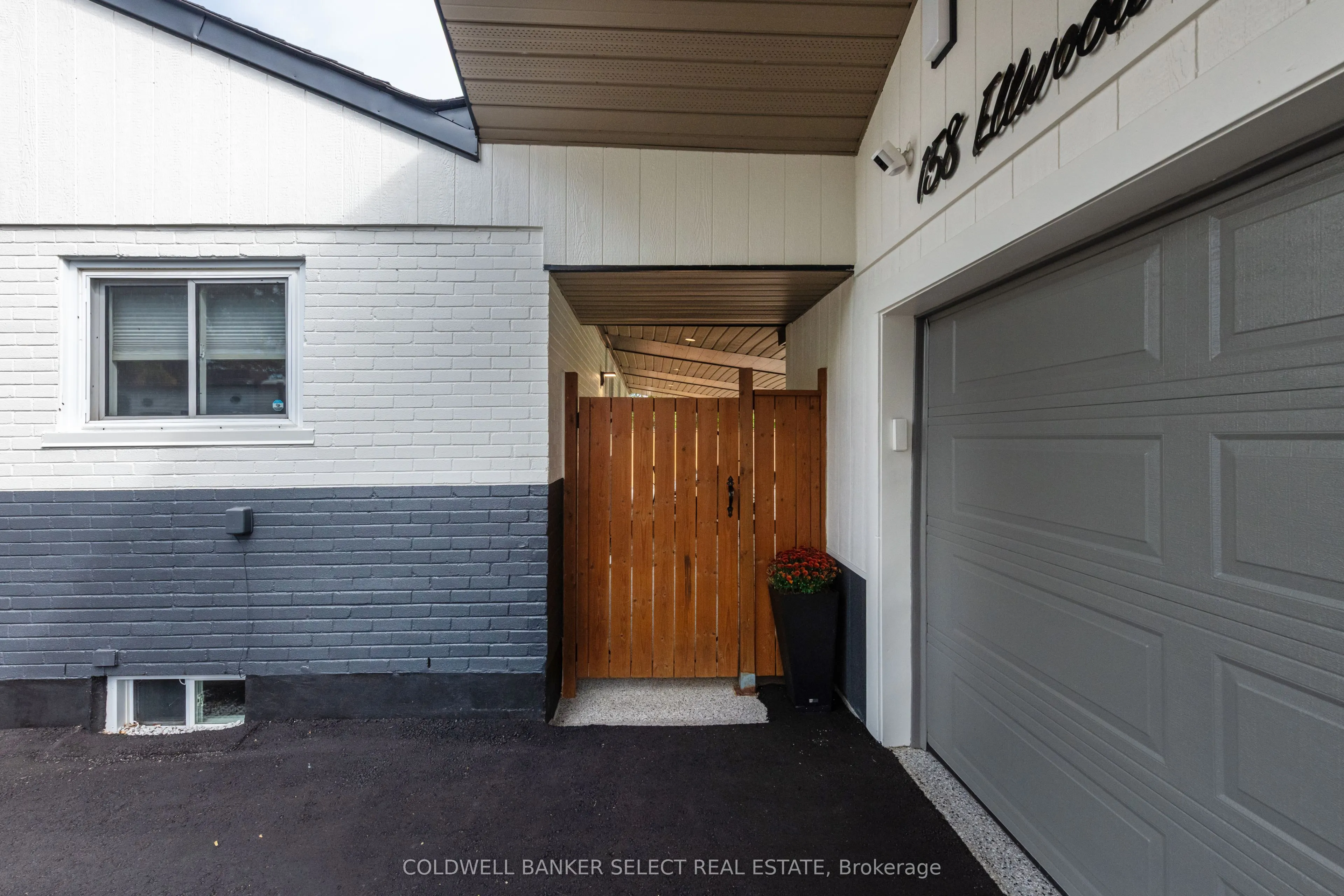 158 Ellwood Drive W