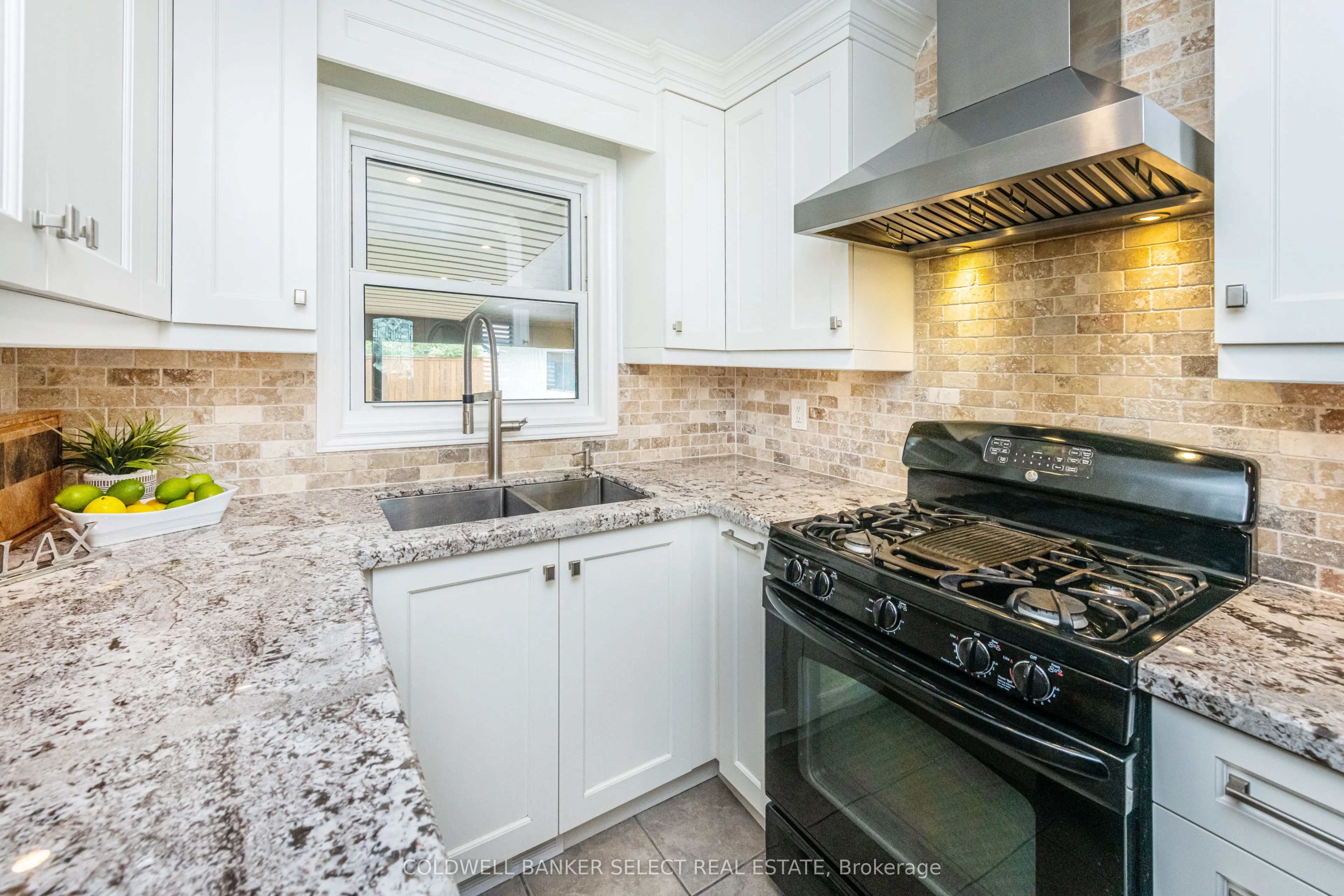 158 Ellwood Drive W