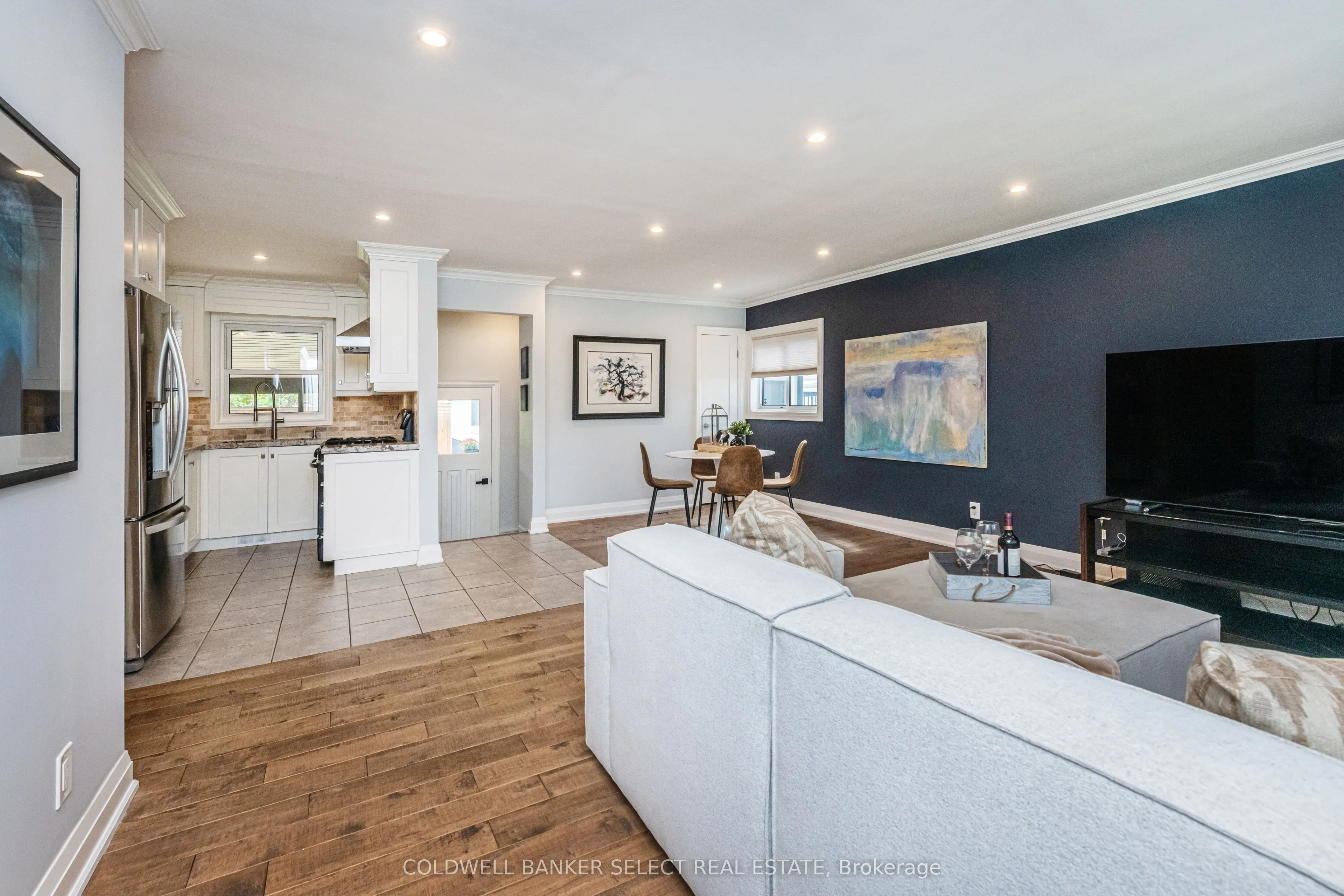 158 Ellwood Drive W