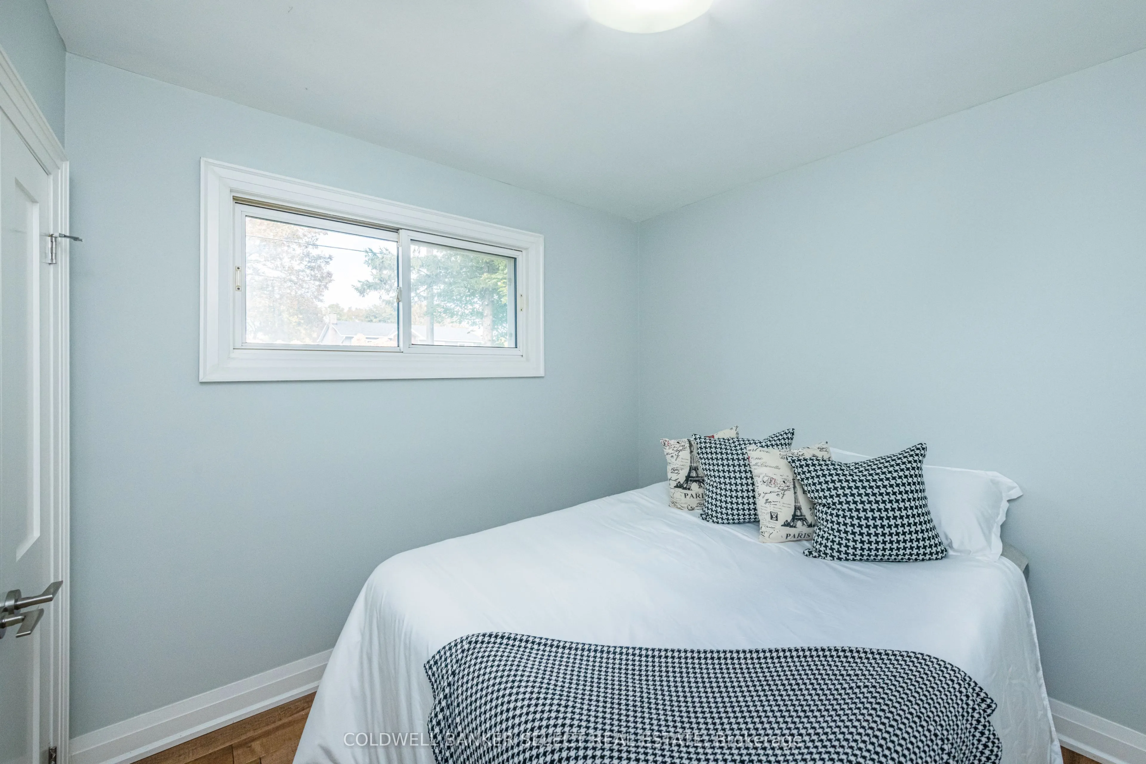 158 Ellwood Drive W