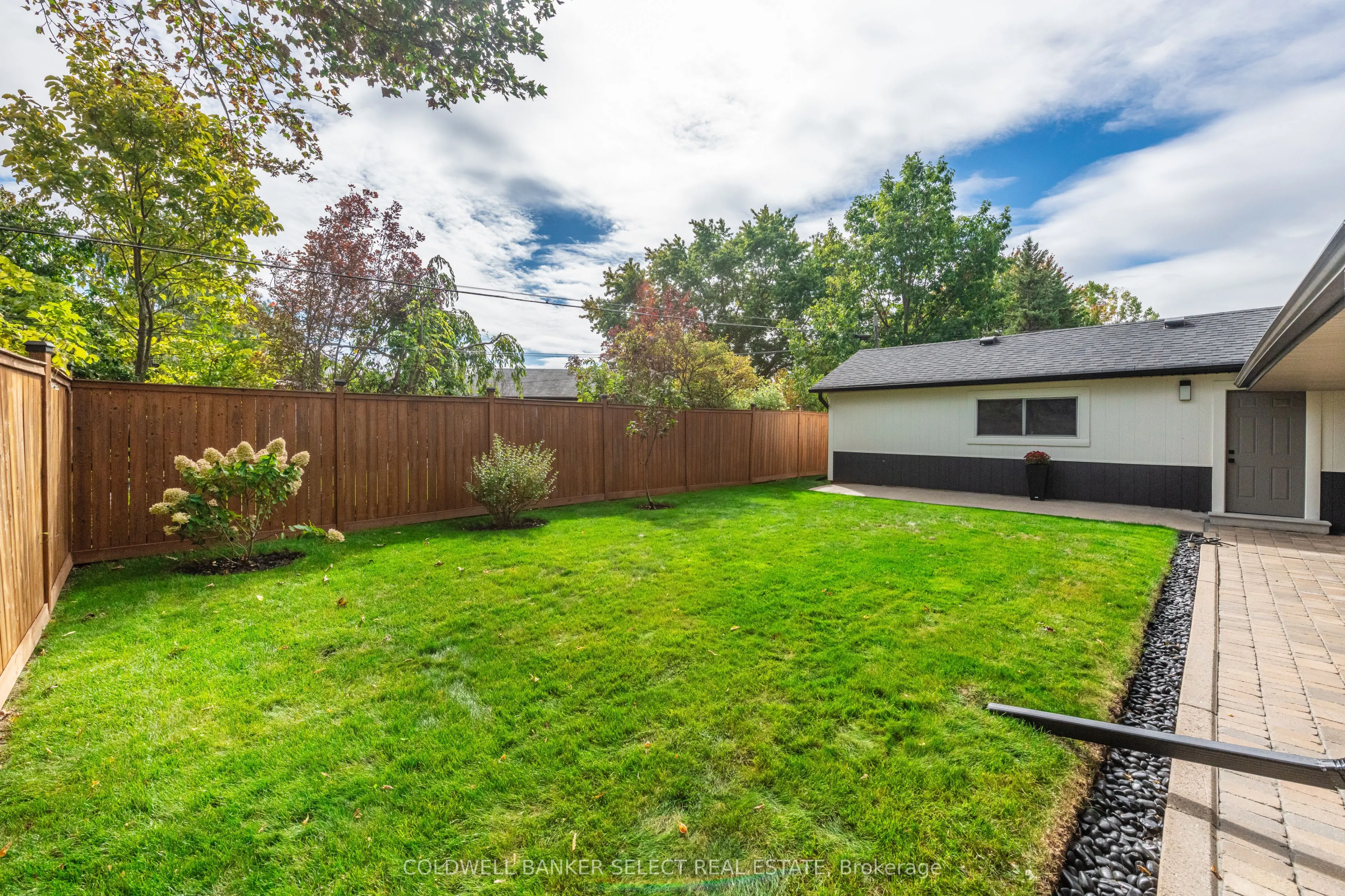 158 Ellwood Drive W