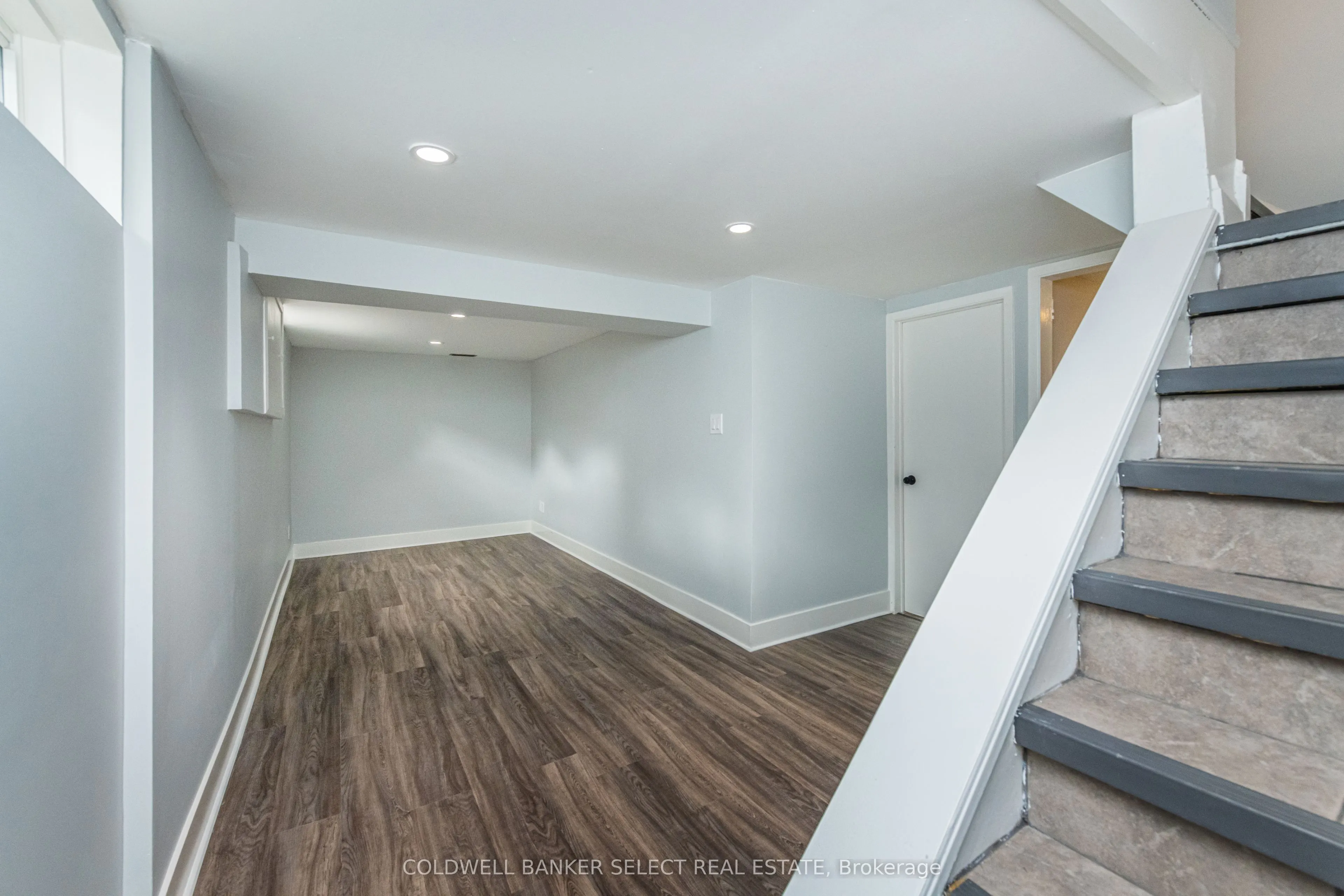 158 Ellwood Drive W