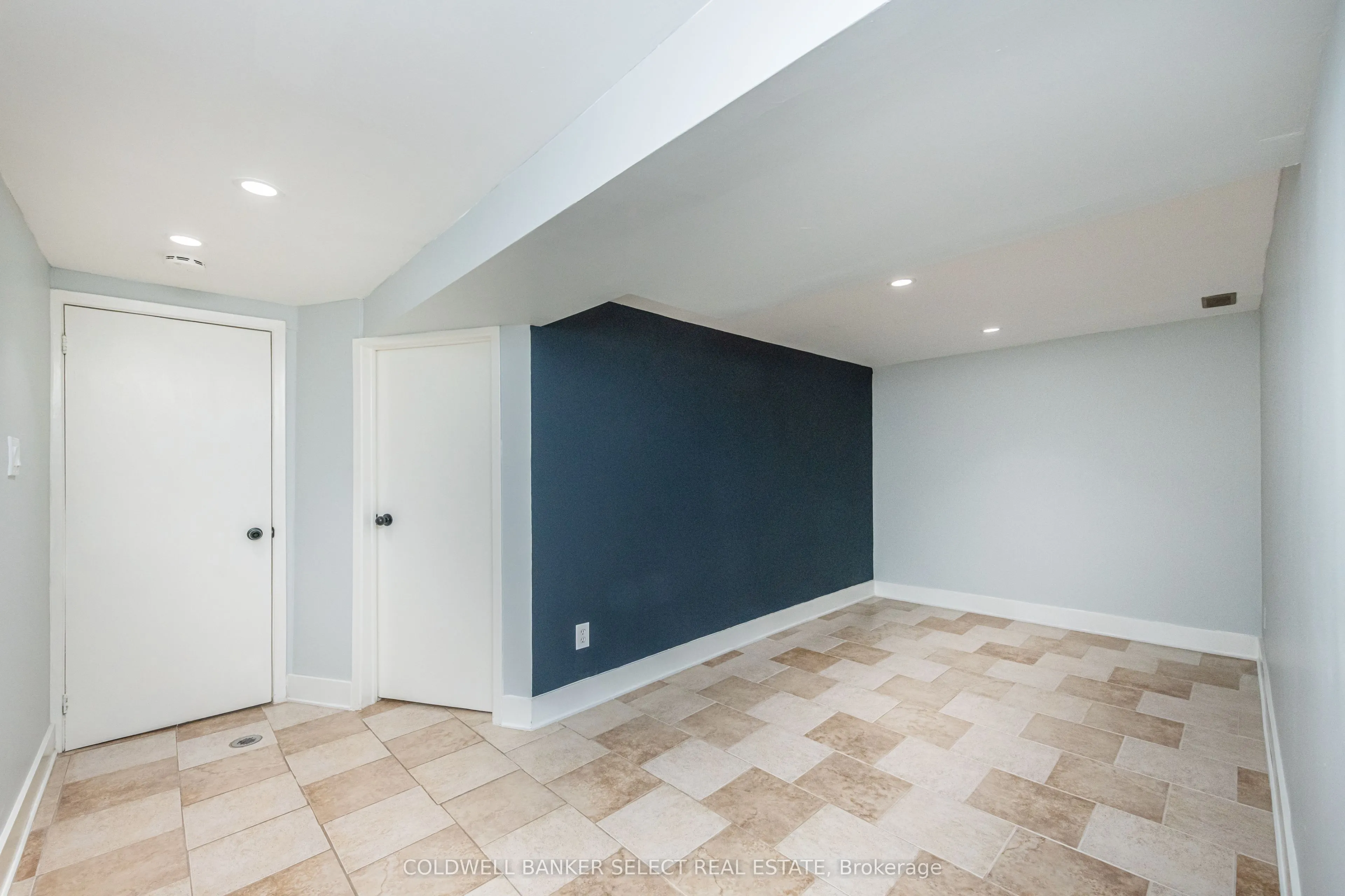 158 Ellwood Drive W