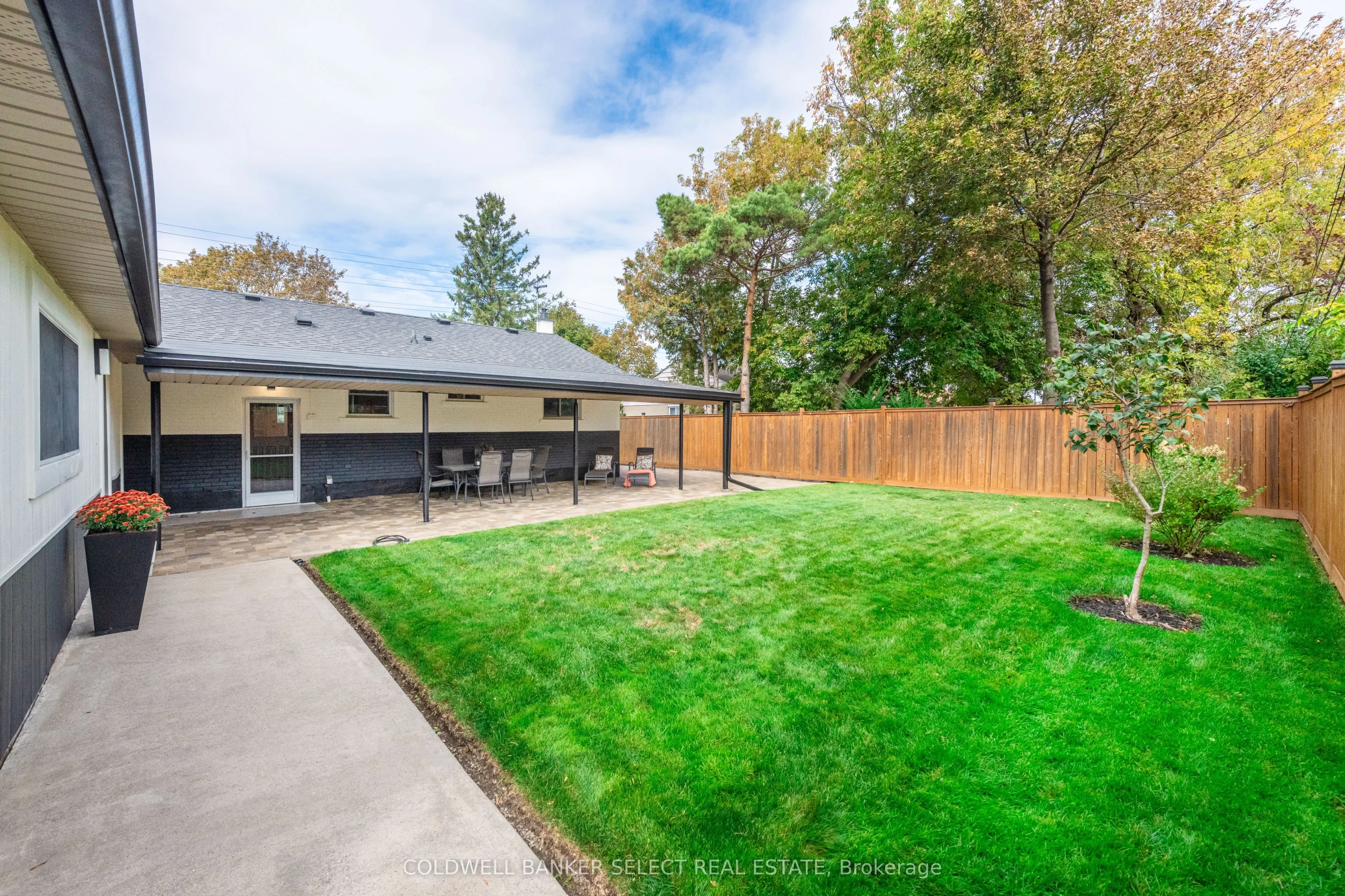 158 Ellwood Drive W