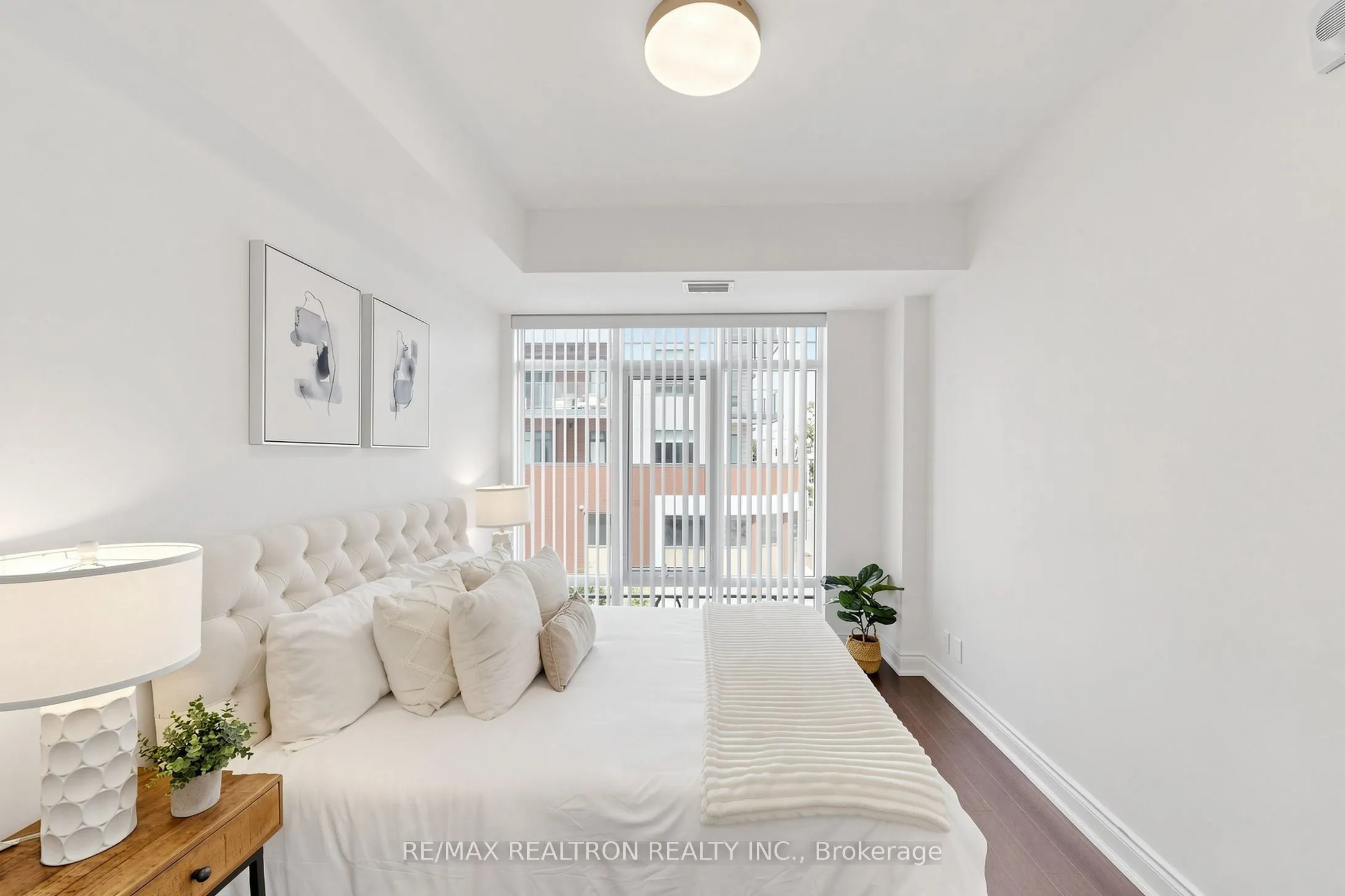 205 Lakeshore Road W #201