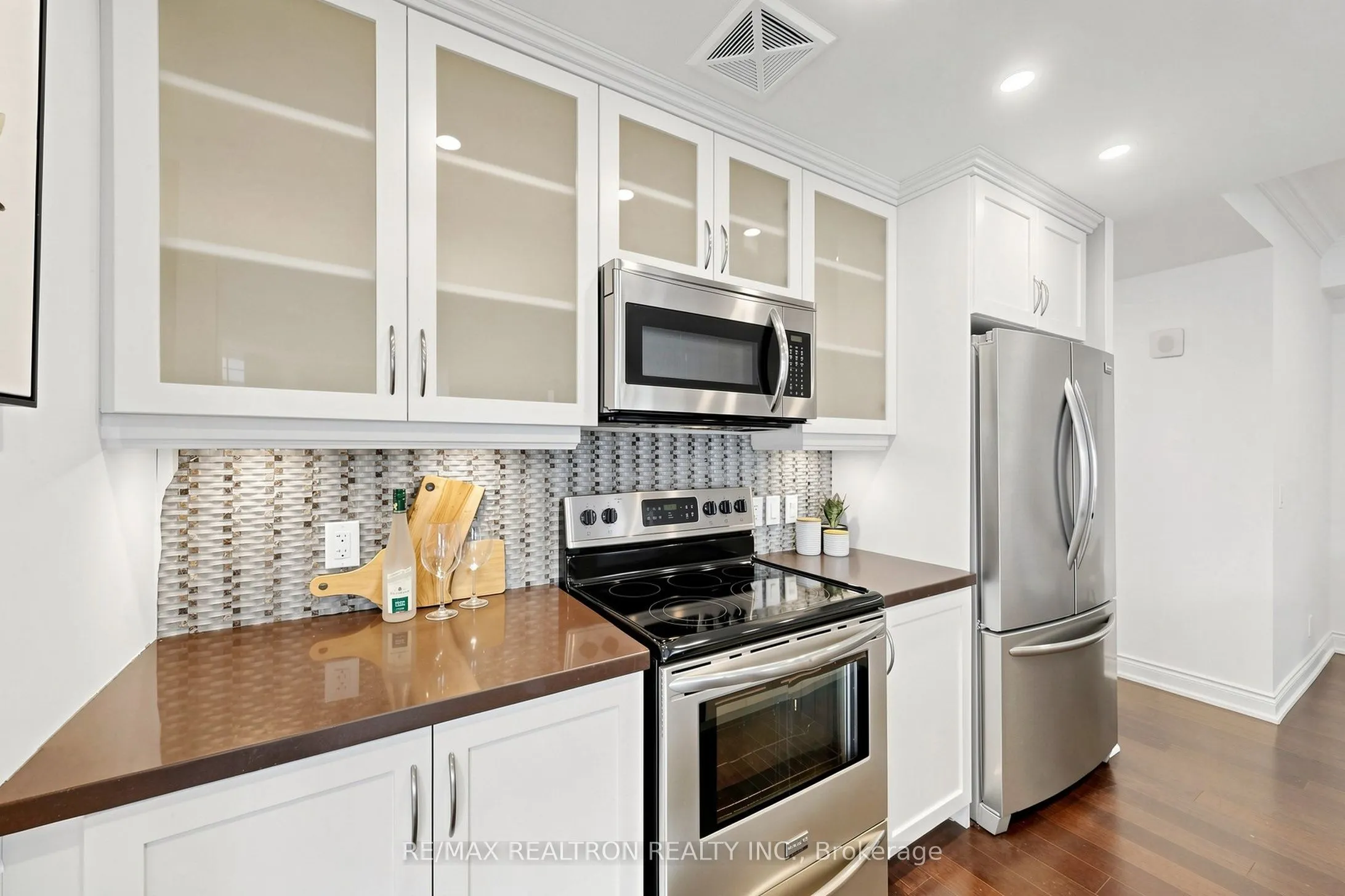 205 Lakeshore Road W #201