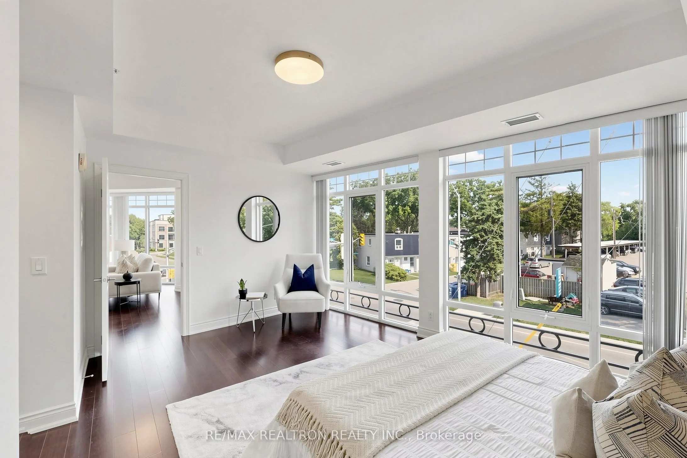 205 Lakeshore Road W #201