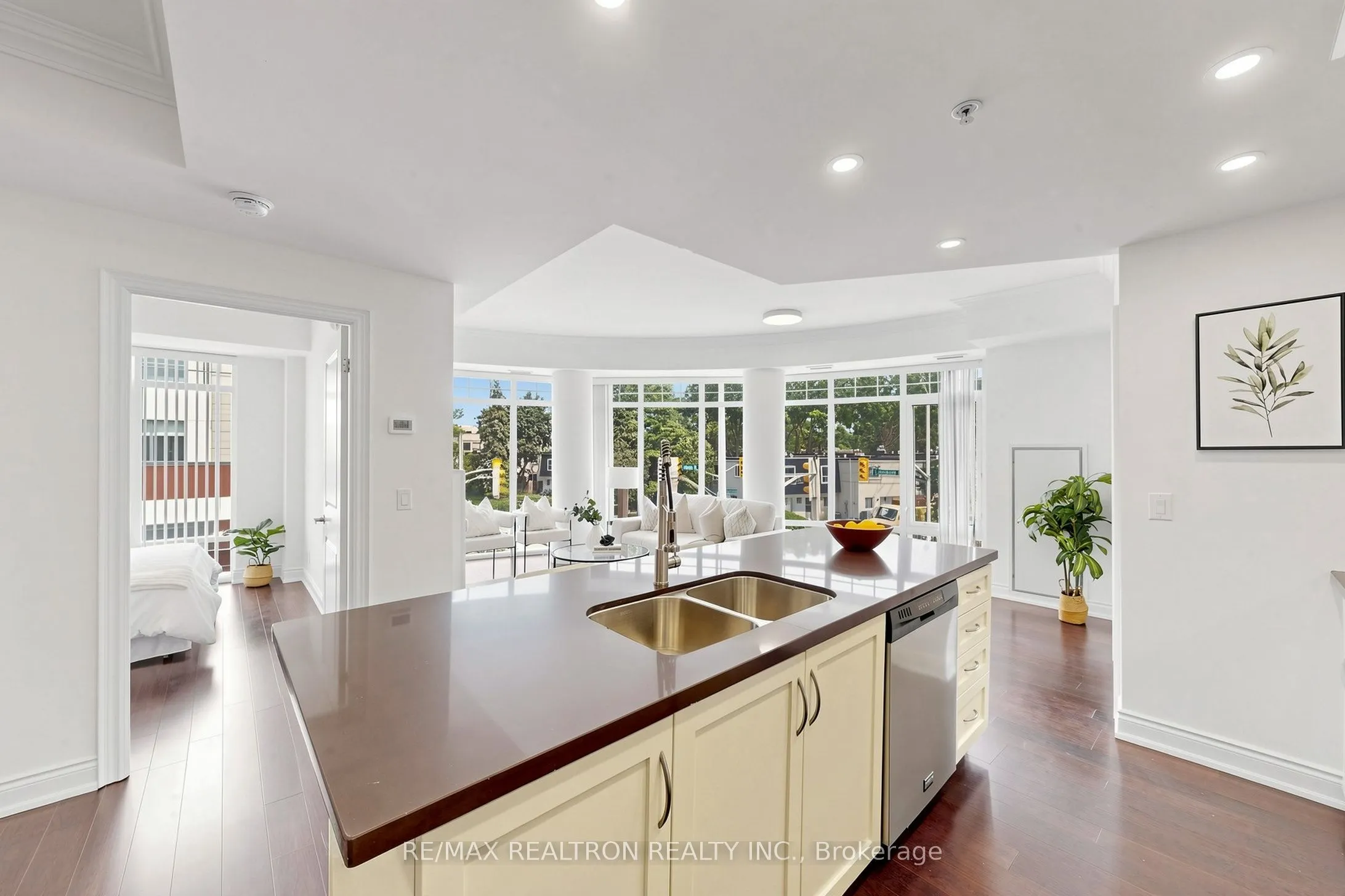 205 Lakeshore Road W #201