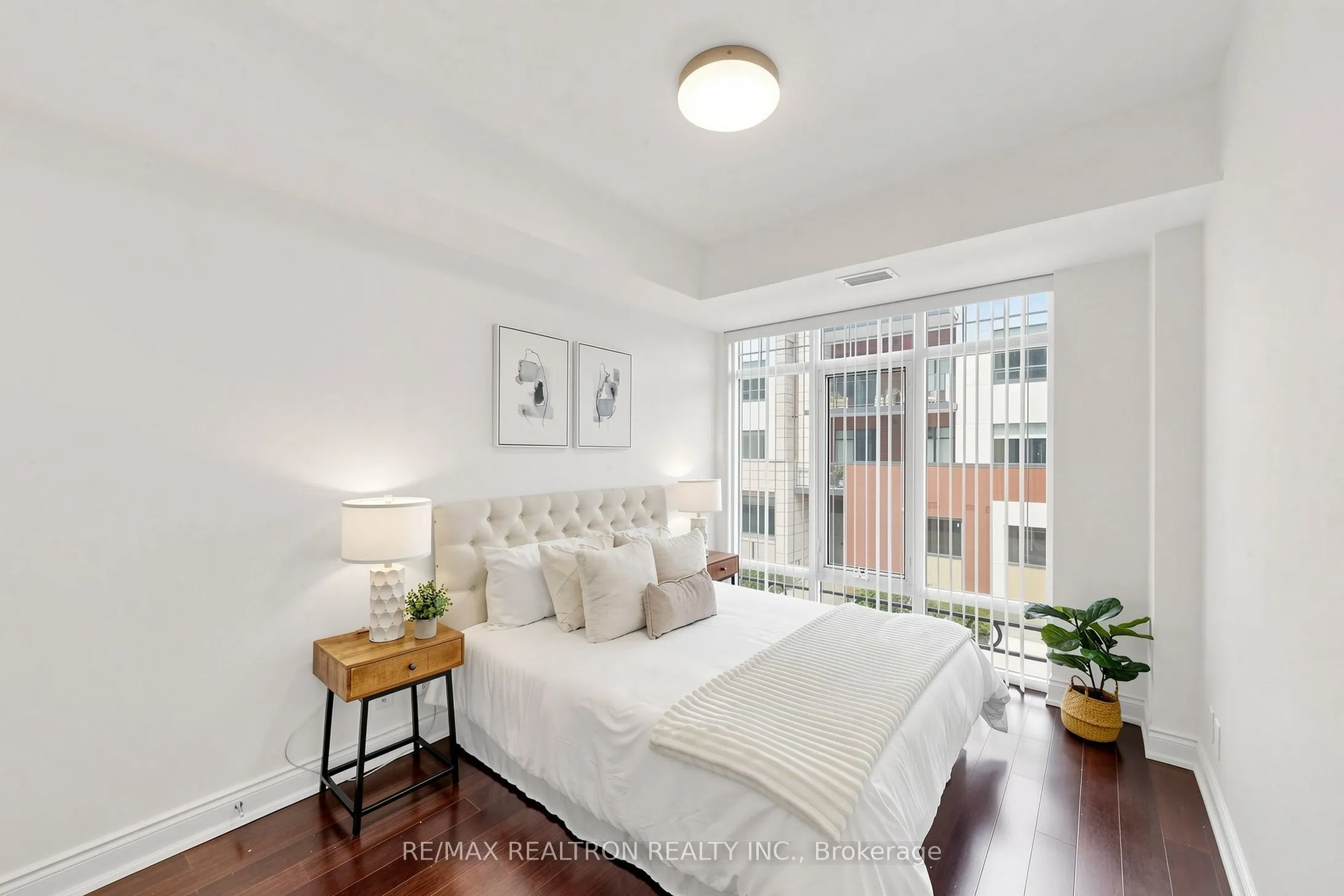 205 Lakeshore Road W #201